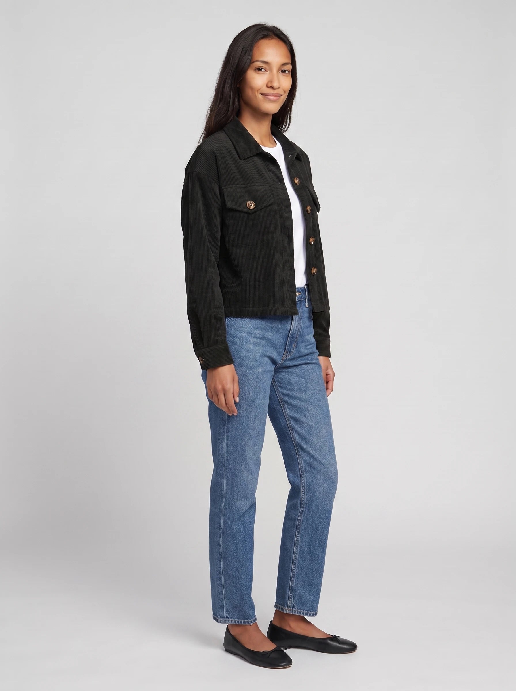 Veste chemise courte en velours côtelé noire Josette, vue de trois quarts en studio