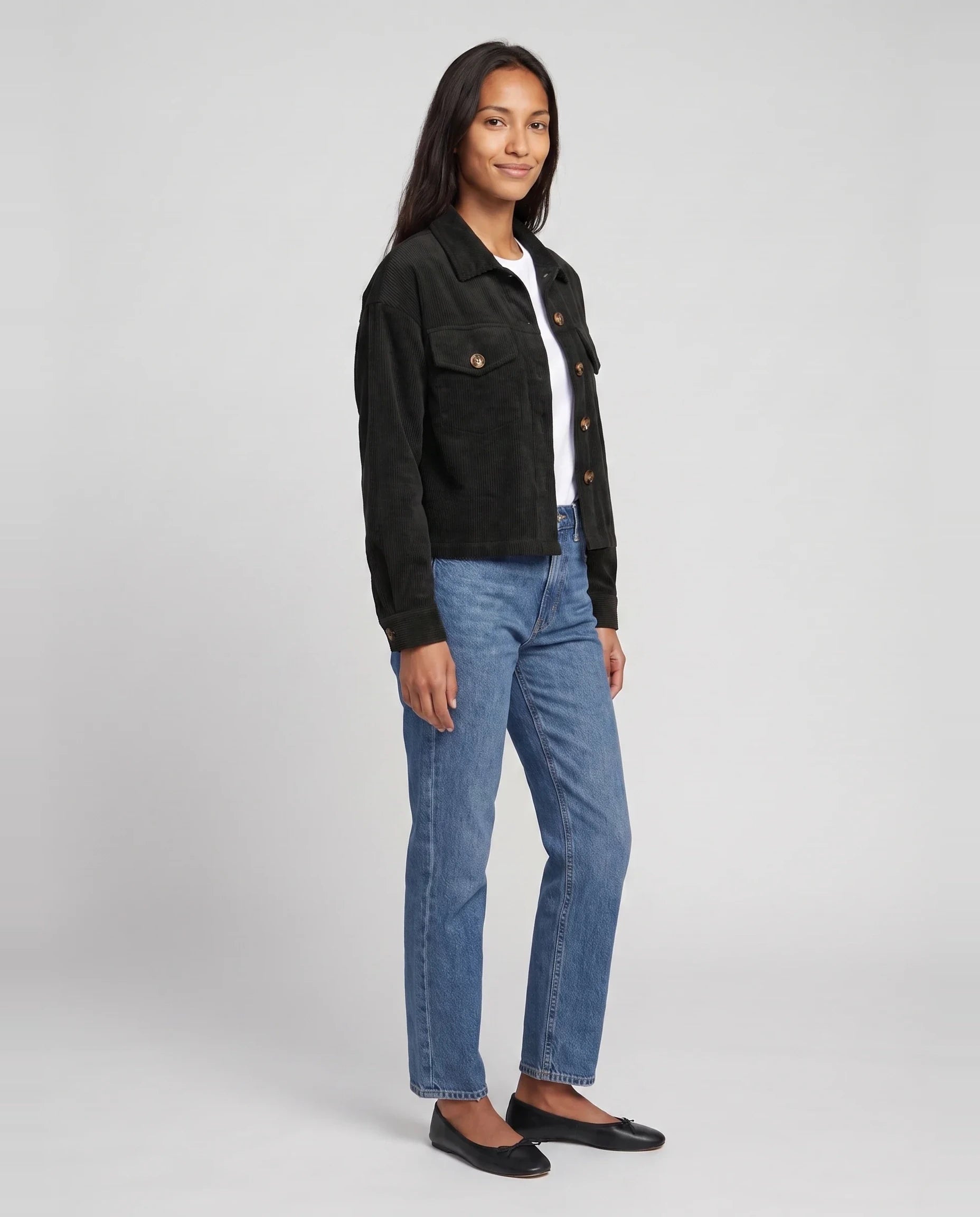 Veste chemise courte en velours côtelé noire Josette, vue de trois quarts en studio