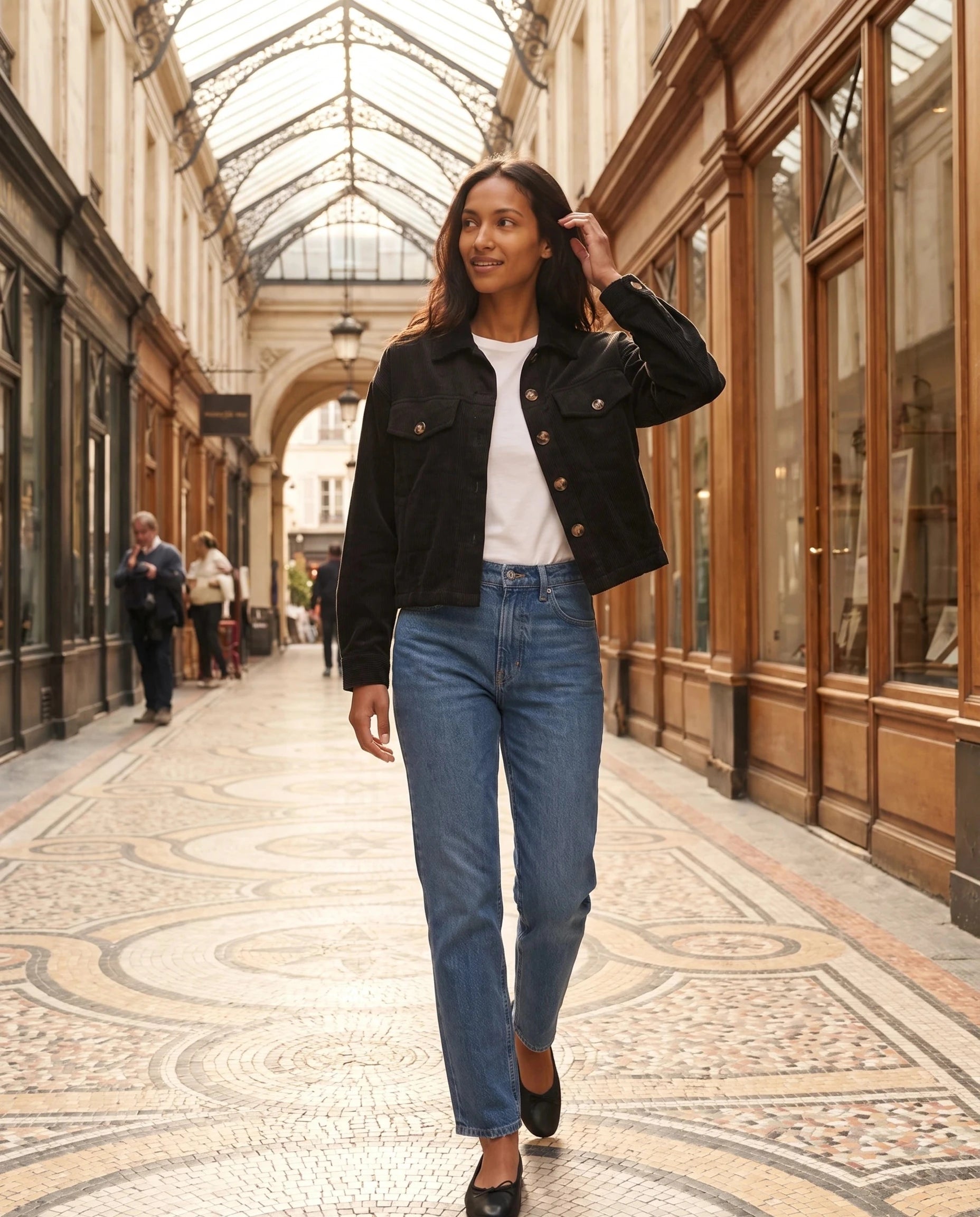 Veste chemise en velours côtelé noire Josette, portée dans un passage couvert parisien
