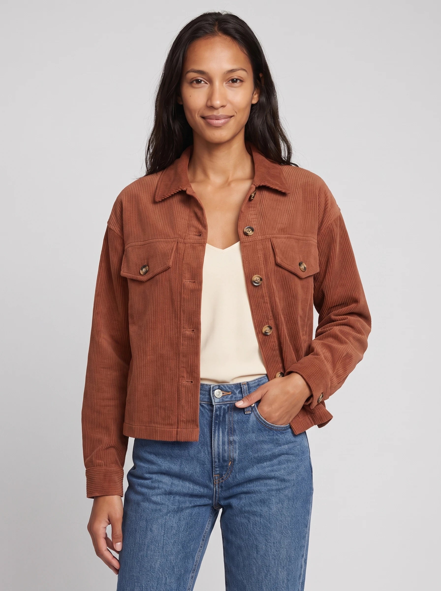 Veste chemise courte en velours côtelé terracotta Josette, plan rapproché en studio
