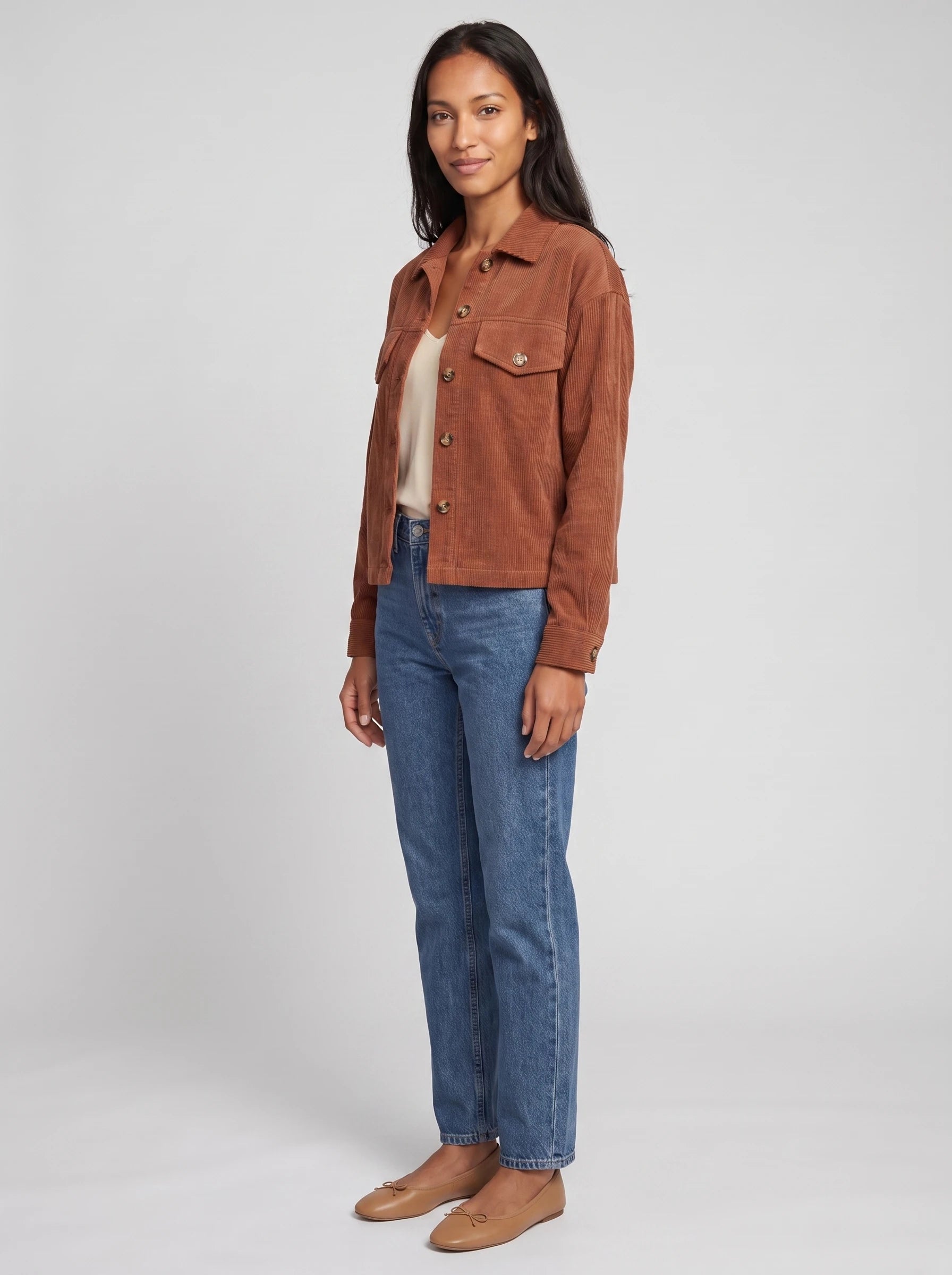 Veste chemise courte en velours côtelé terracotta Josette, vue de trois quarts en studio
