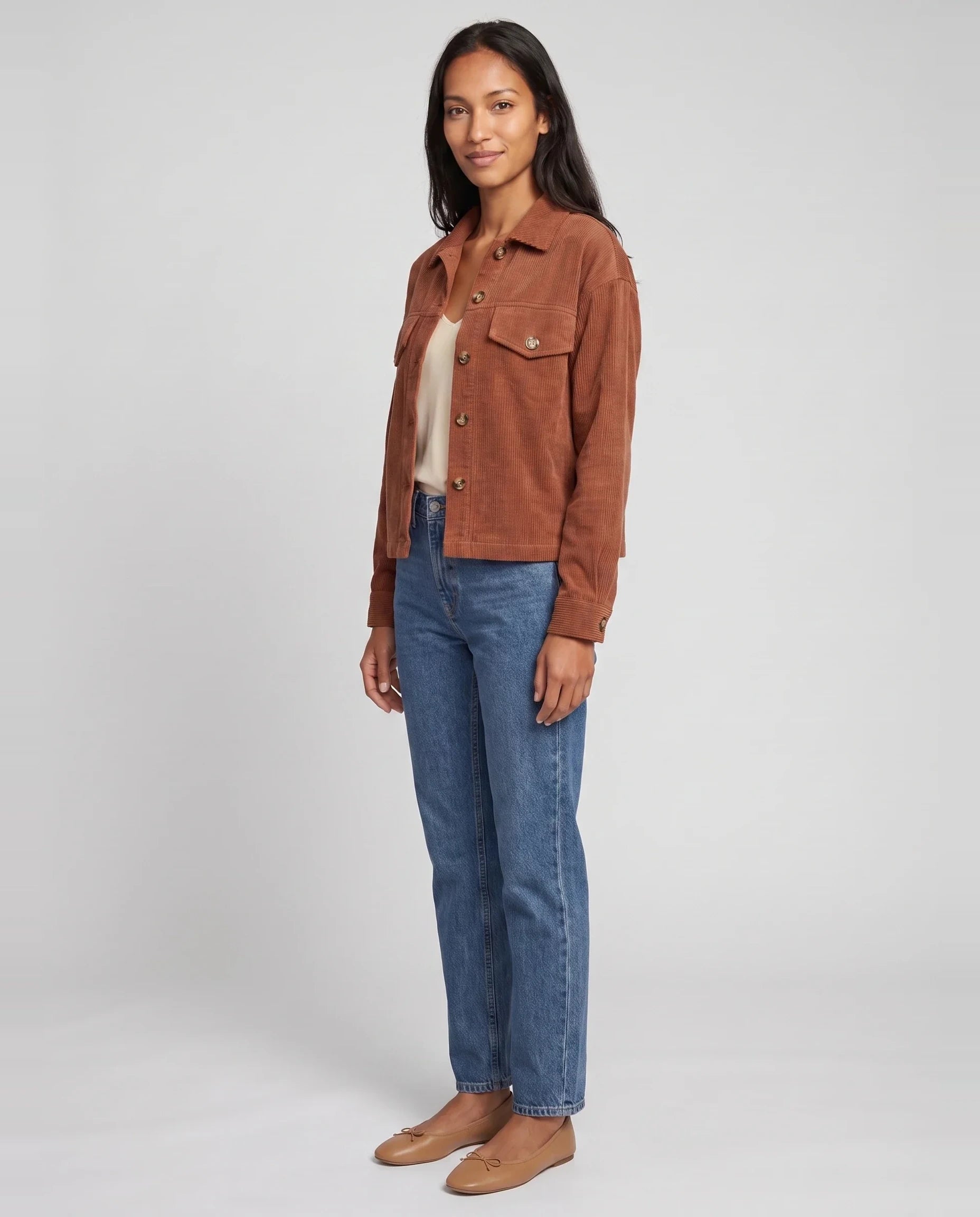 Veste chemise courte en velours côtelé terracotta Josette, vue de trois quarts en studio