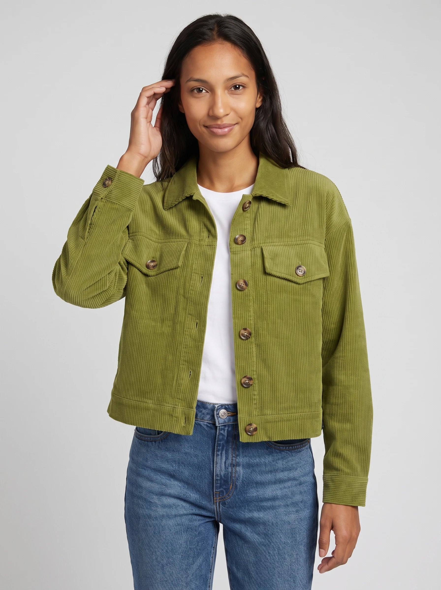 Veste chemise courte en velours côtelé vert olive Josette, plan rapproché en studio