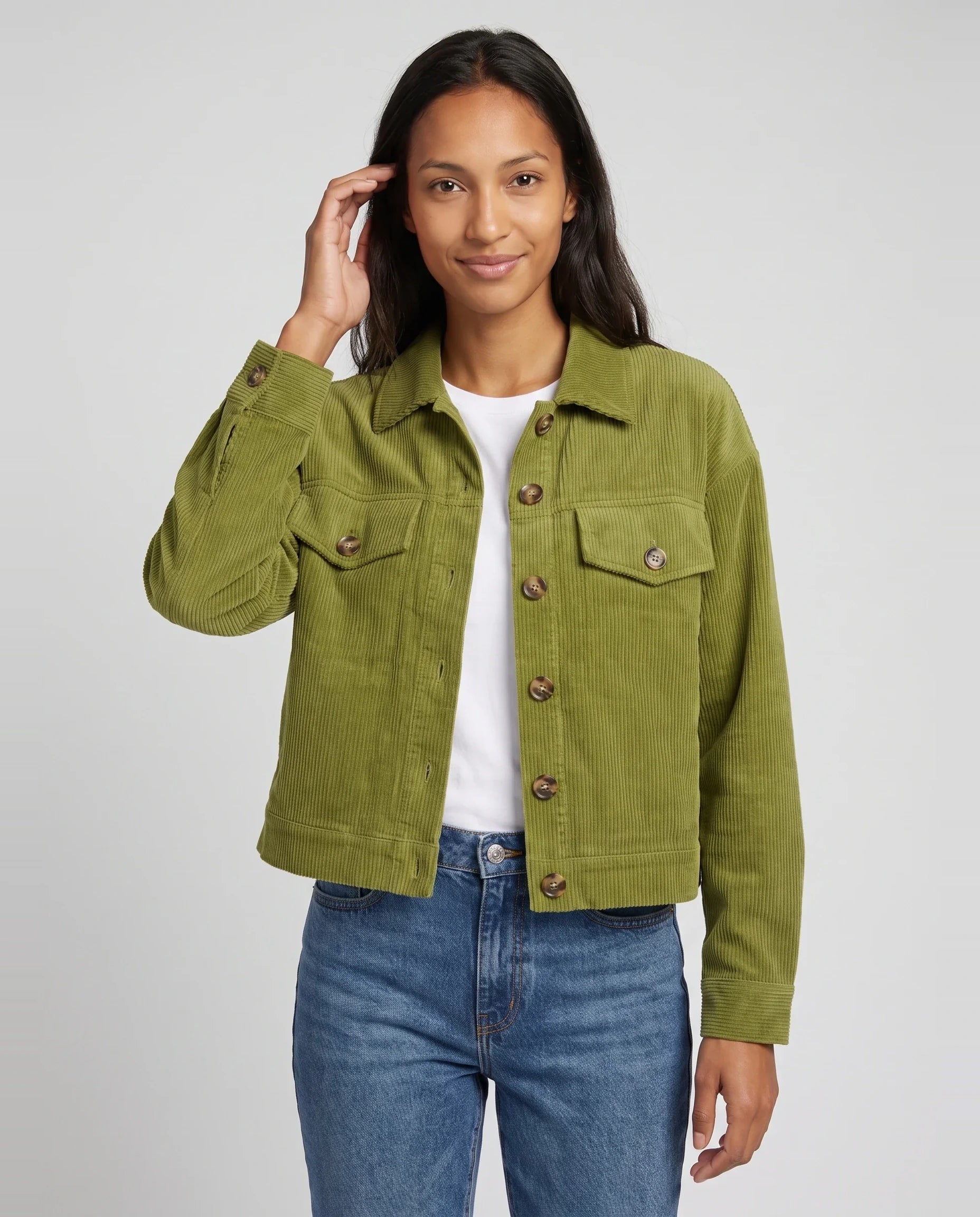 Veste chemise courte en velours côtelé vert olive Josette, plan rapproché en studio
