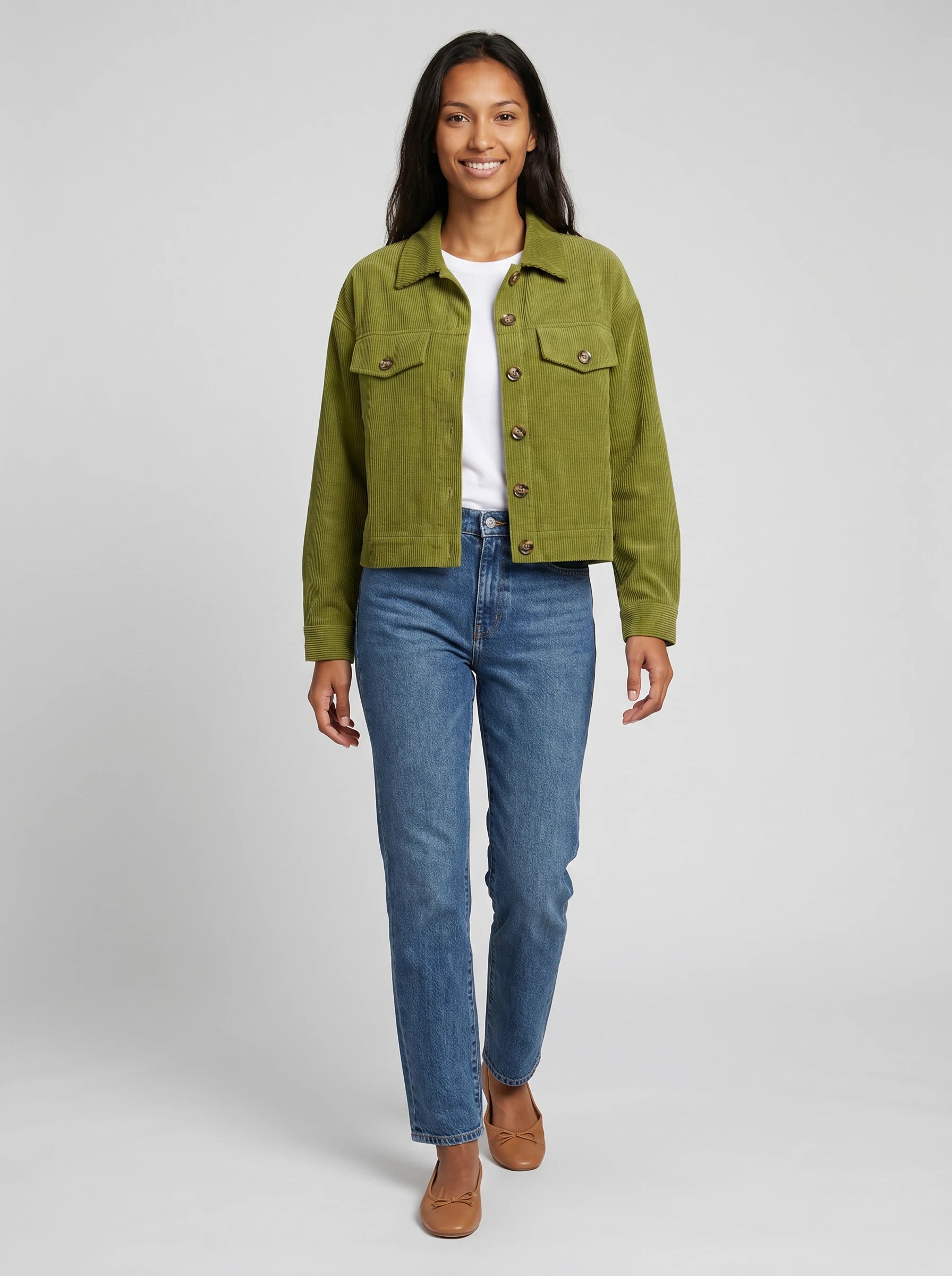 Veste chemise courte en velours côtelé vert olive Josette, vue de face en studio