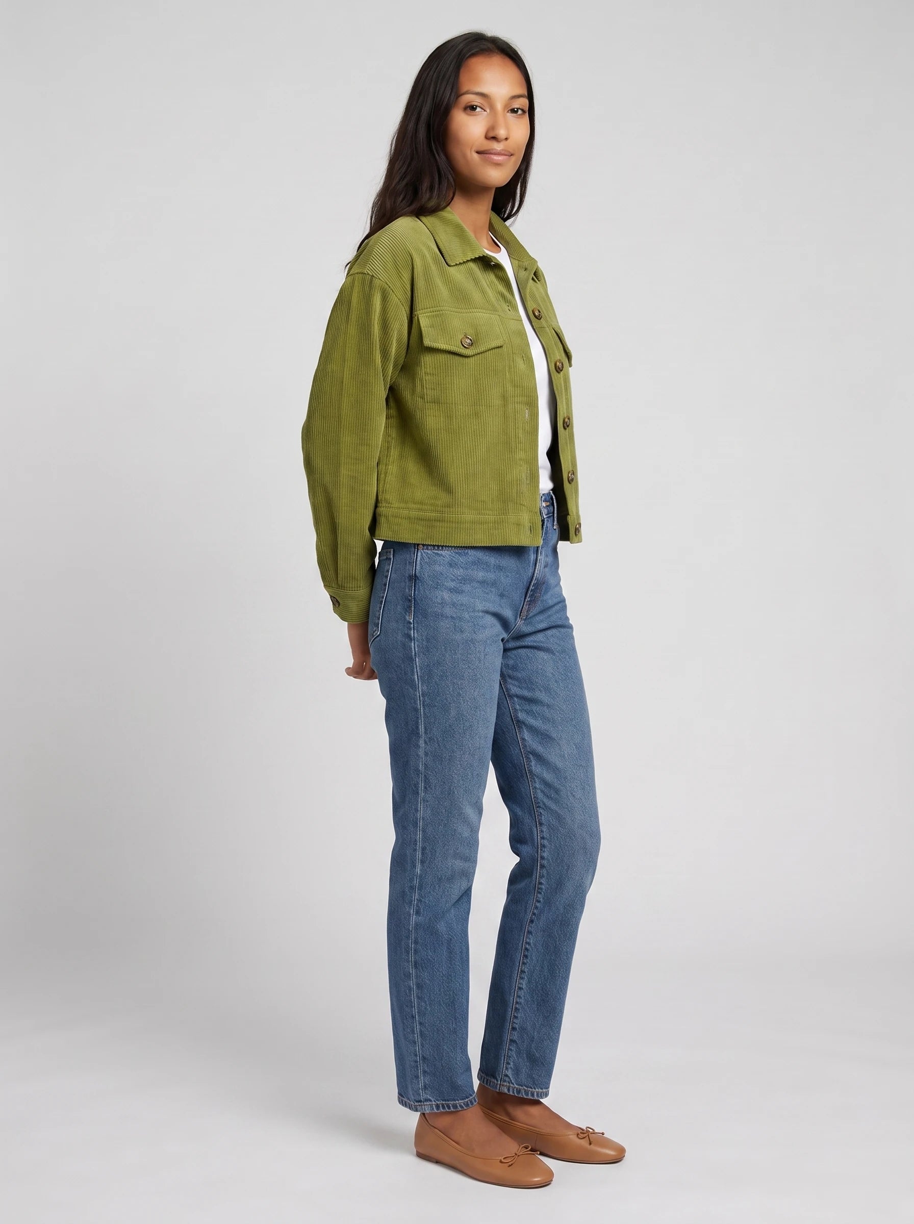 Veste chemise courte en velours côtelé vert olive Josette, vue de trois quarts en studio