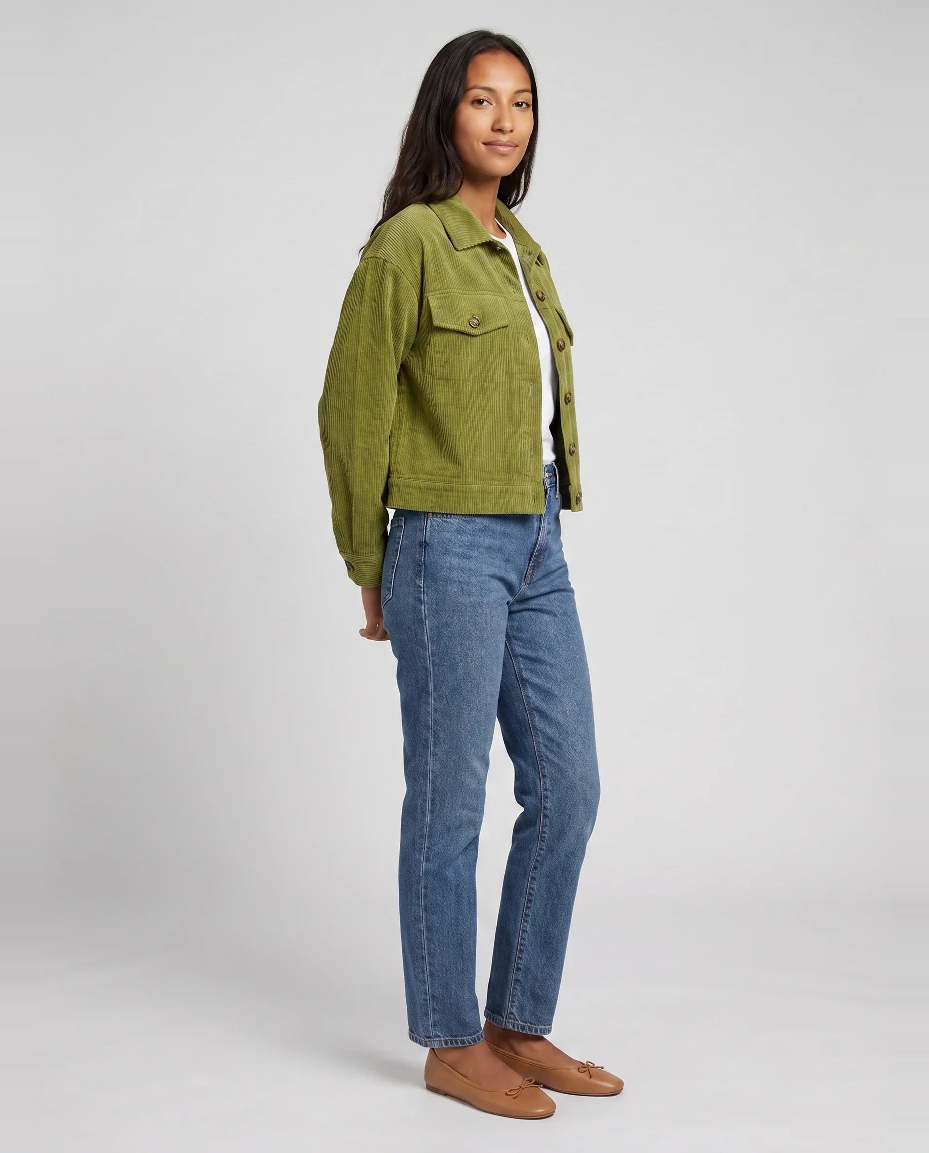Veste chemise courte en velours côtelé vert olive Josette, vue de trois quarts en studio
