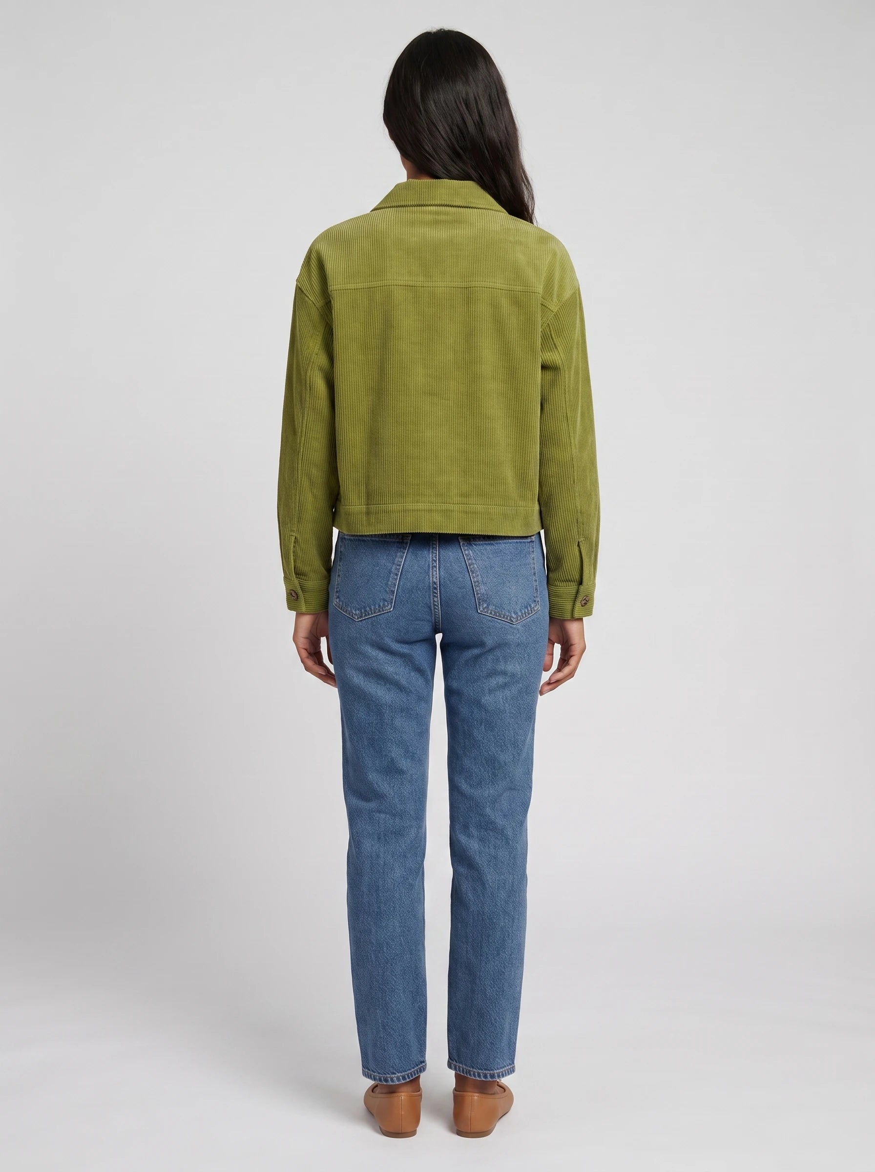 Veste chemise courte en velours côtelé vert olive Josette, vue de dos en studio