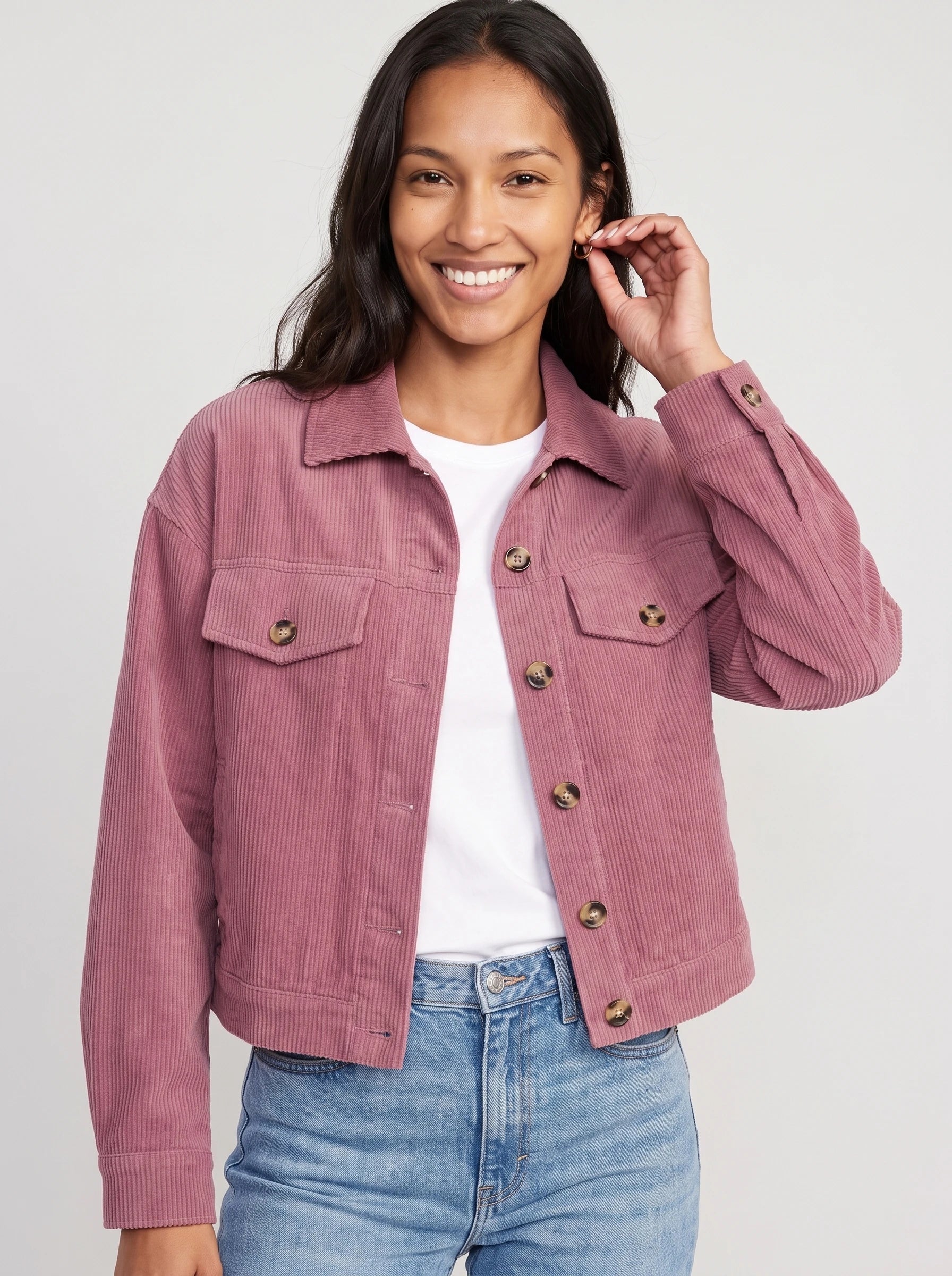 Veste chemise courte en velours côtelé vieux rose Josette, plan rapproché en studio