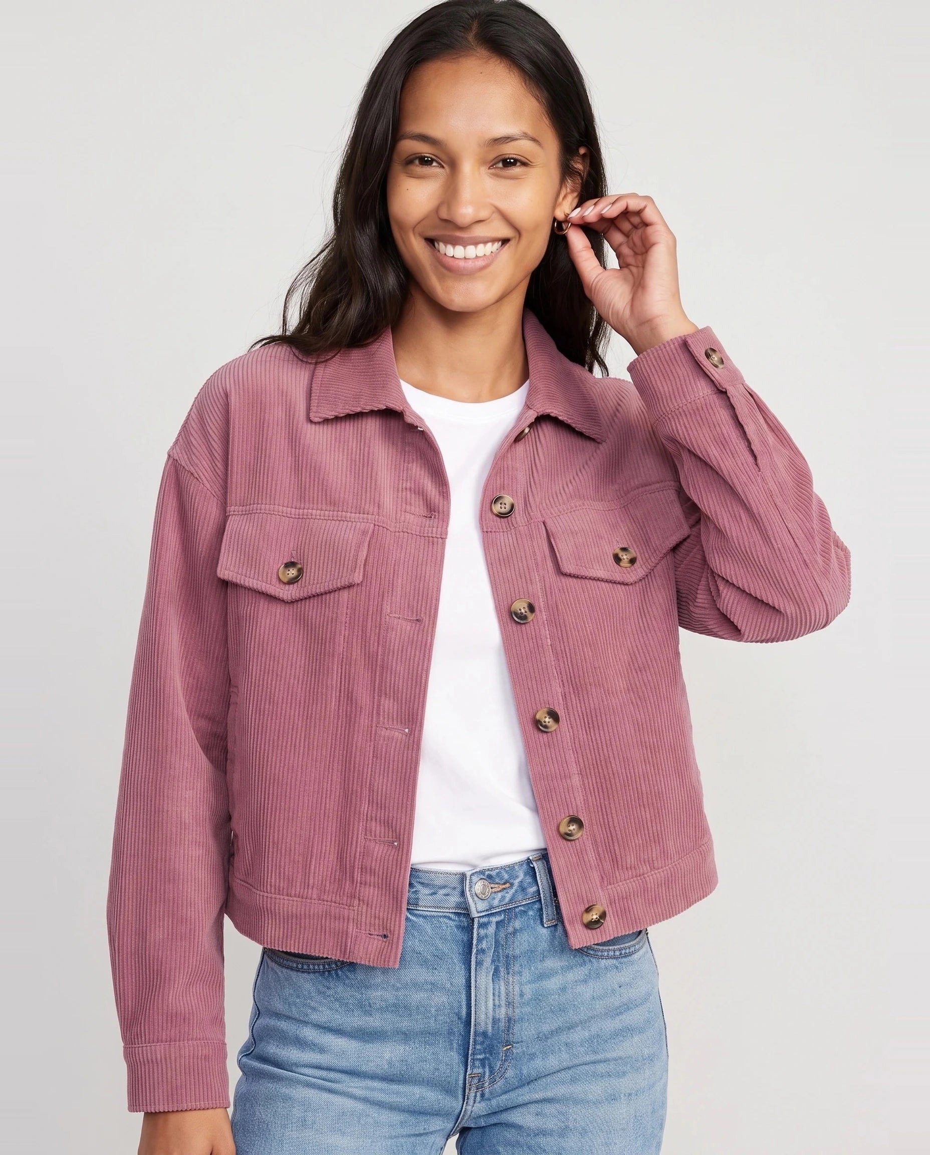 Veste chemise courte en velours côtelé vieux rose Josette, plan rapproché en studio