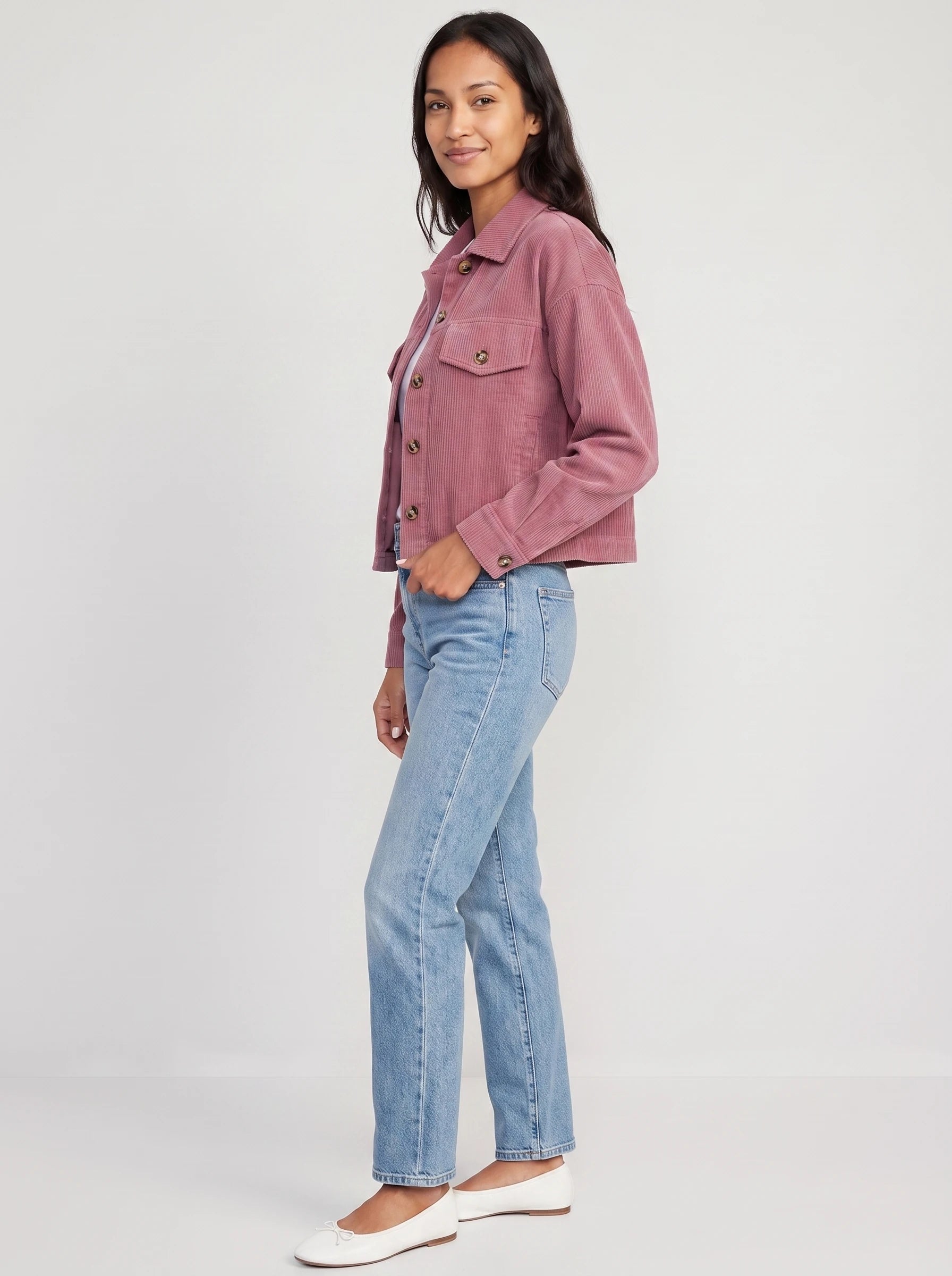 Veste chemise courte en velours côtelé vieux rose Josette, vue de trois quarts en studio