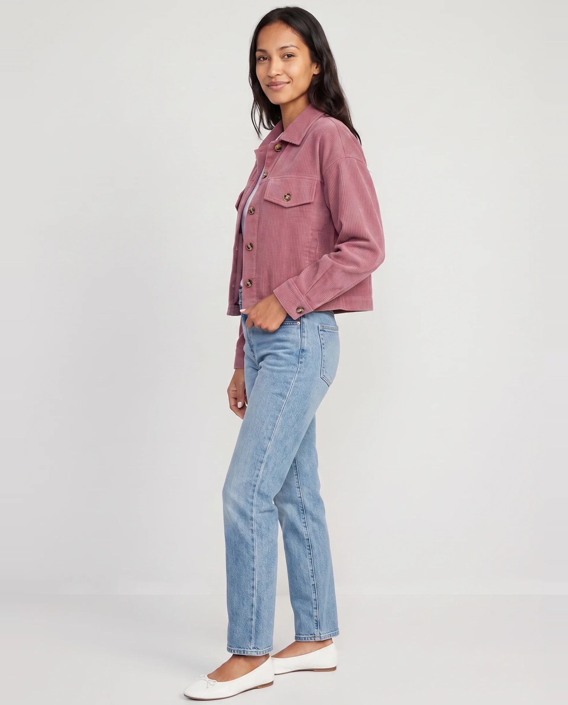 Veste chemise courte en velours côtelé vieux rose Josette, vue de trois quarts en studio