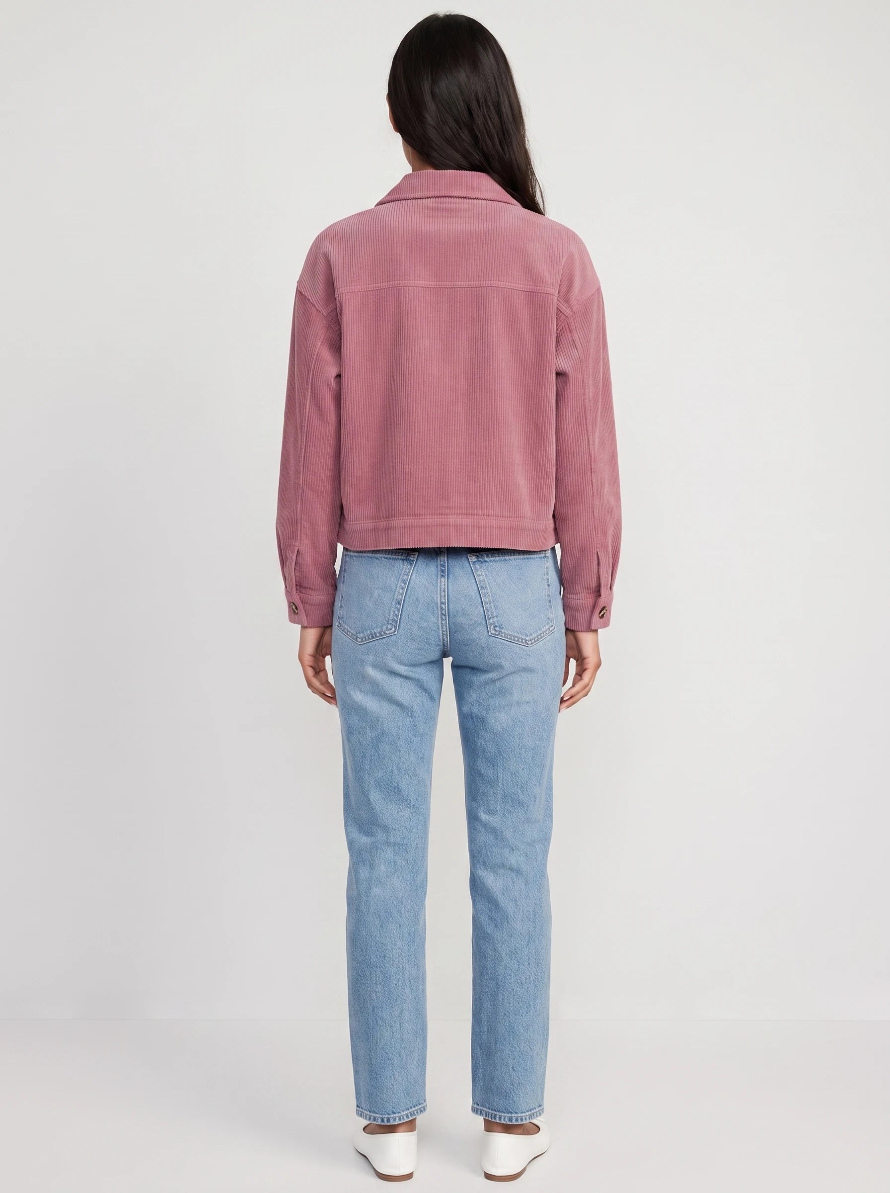 Veste chemise courte en velours côtelé vieux rose Josette, vue de dos en studio