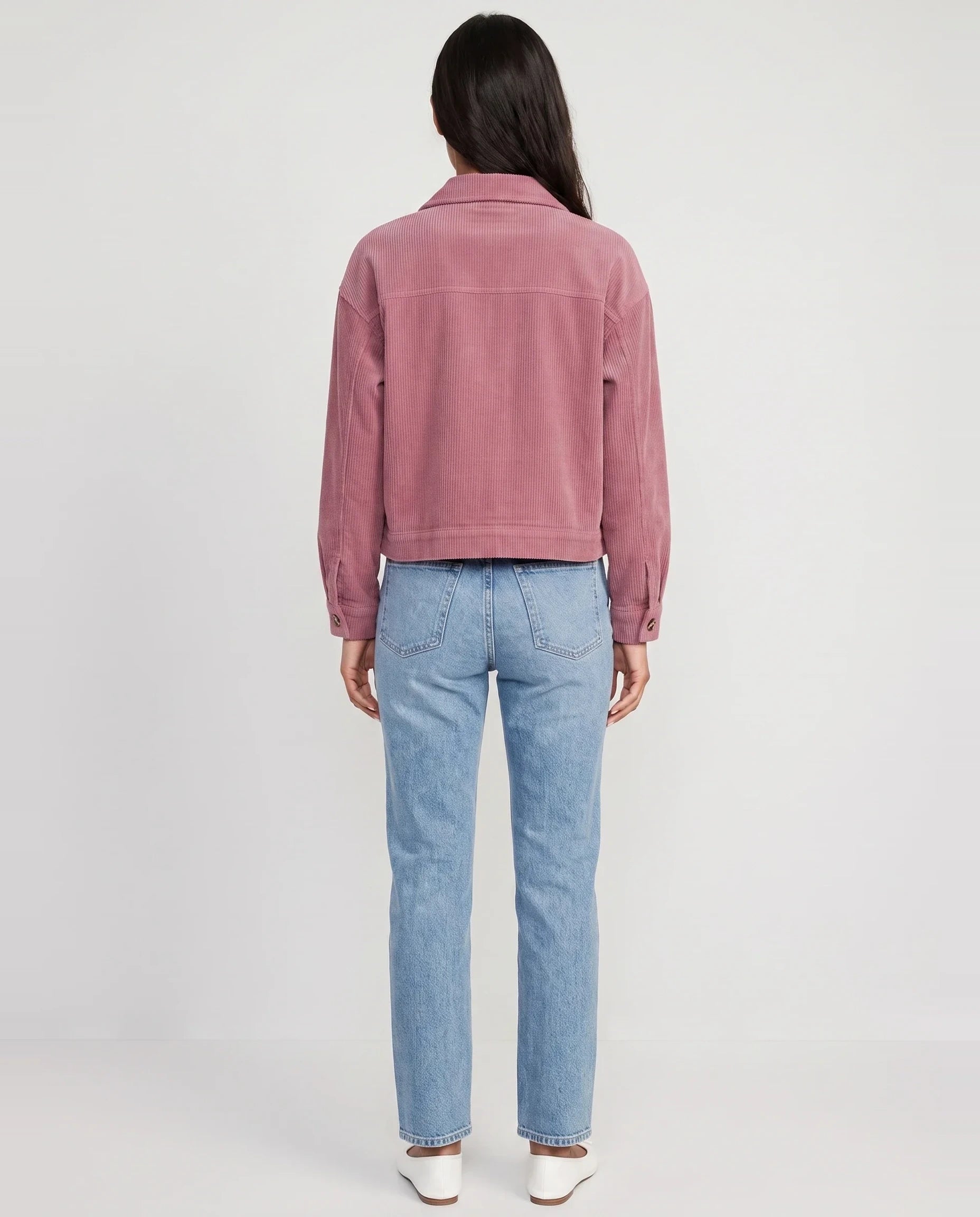 Veste chemise courte en velours côtelé vieux rose Josette, vue de dos en studio