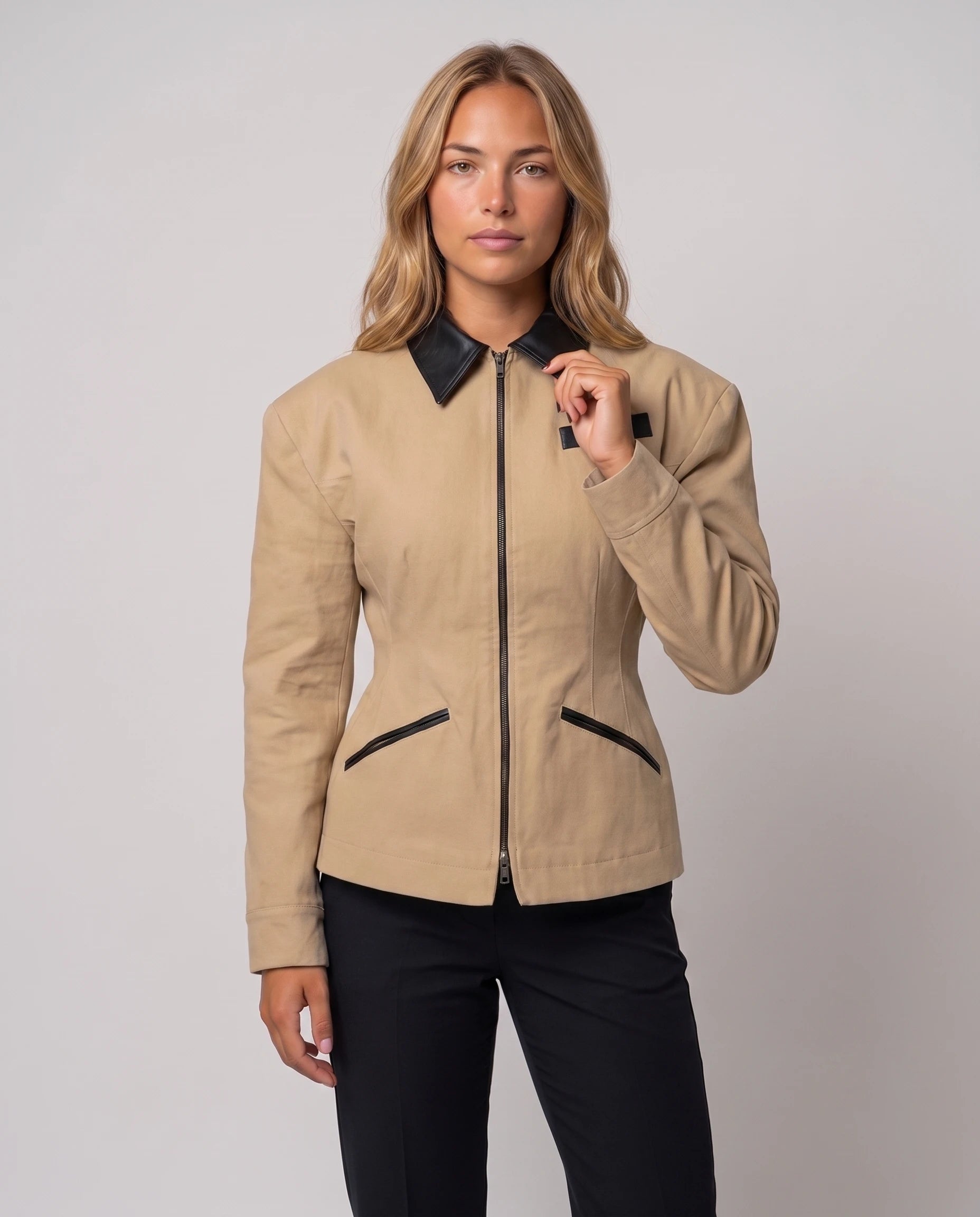 Veste cintrée à empiècements simili Charlotte, plan rapproché buste en studio