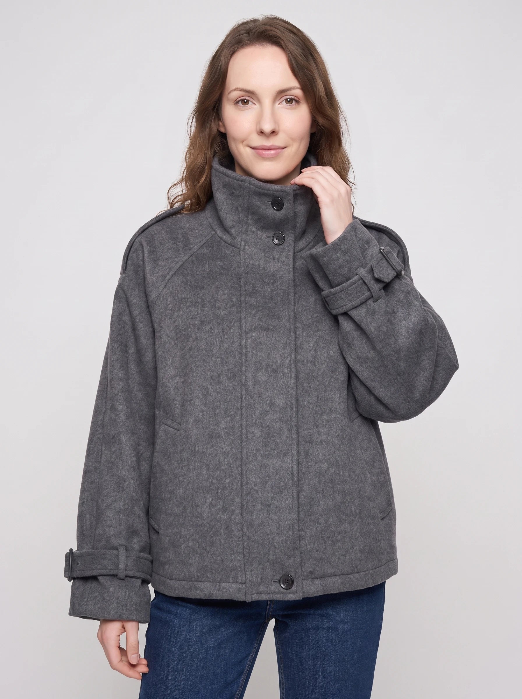 Veste courte cocon en lainage gris chiné Josiane, plan rapproché en studio