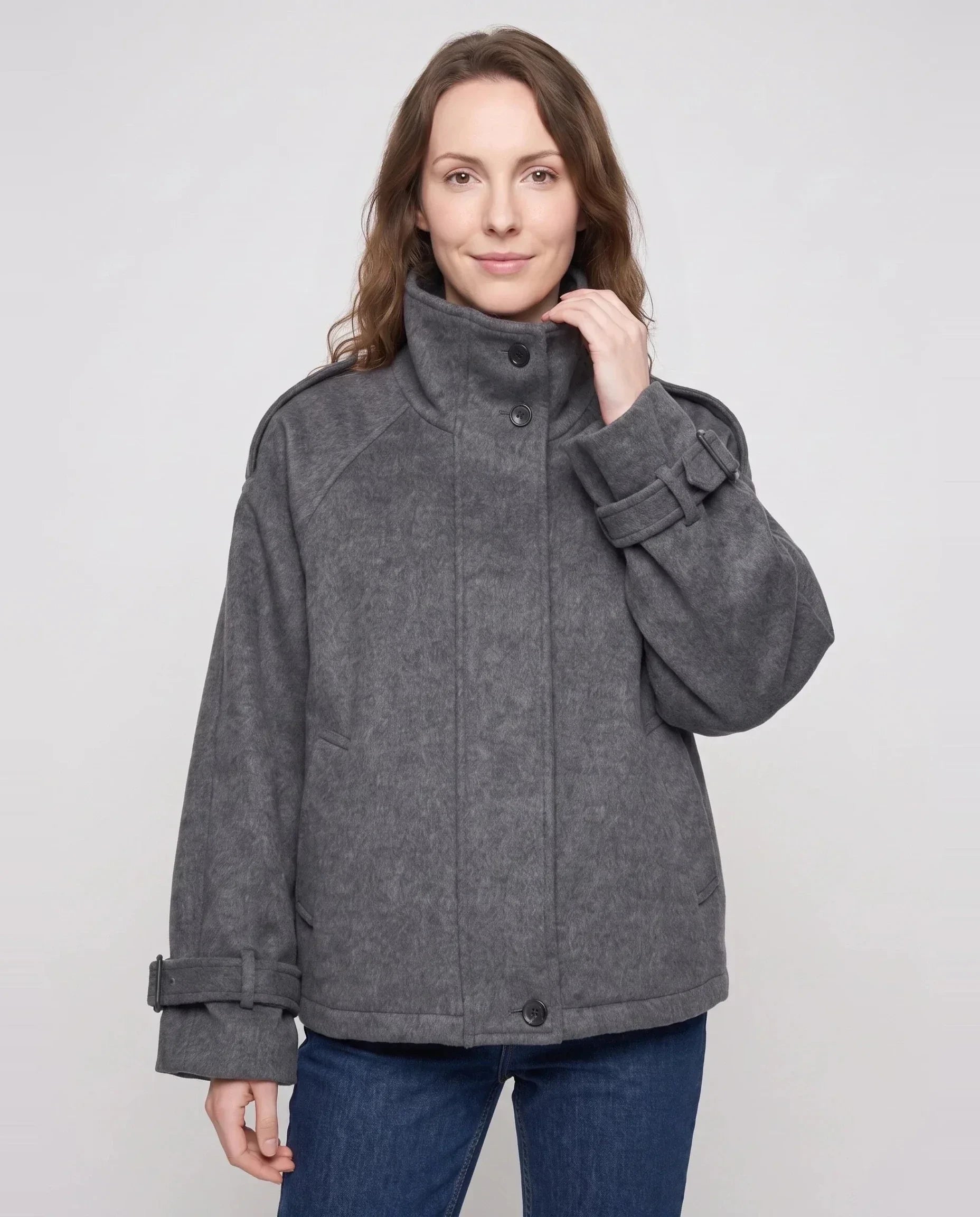 Veste courte cocon en lainage gris chiné Josiane, plan rapproché en studio