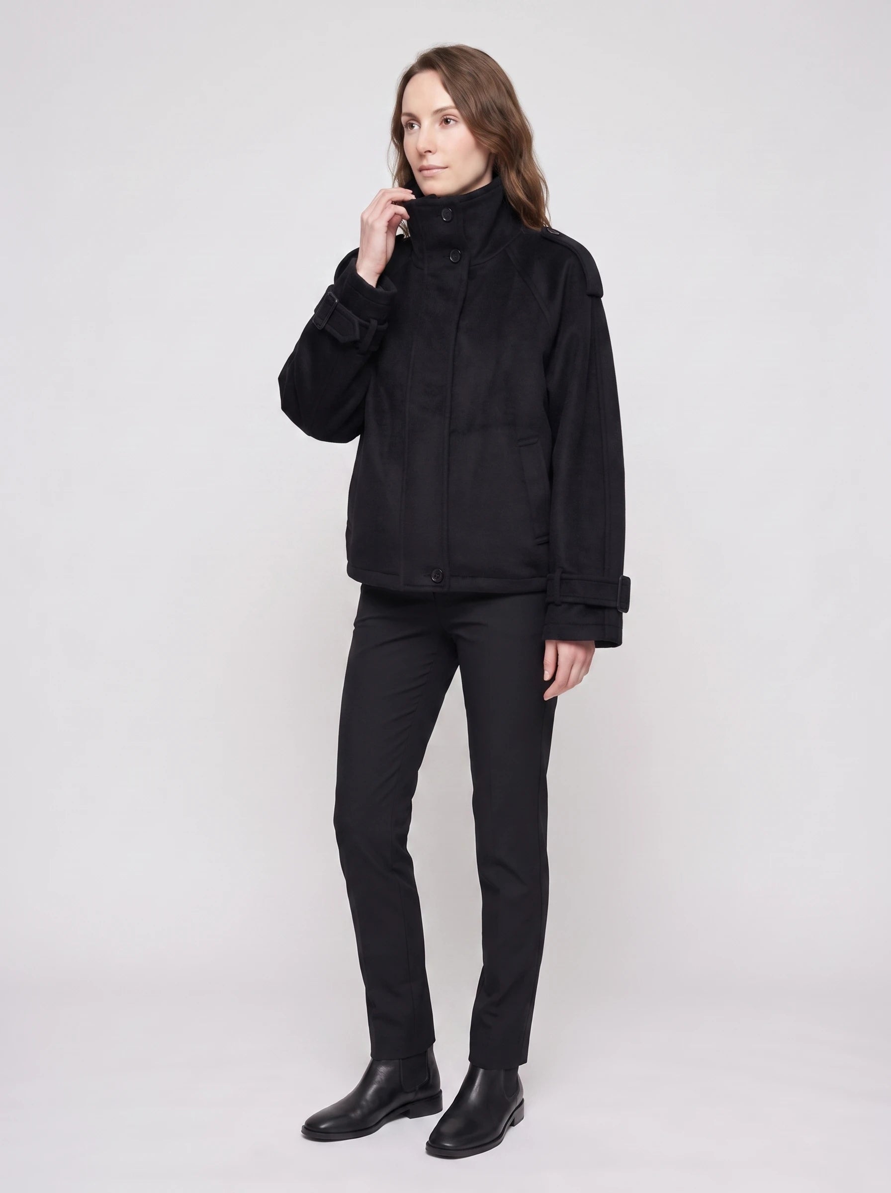 Veste courte cocon en lainage noir Josiane, vue de trois quarts en studio