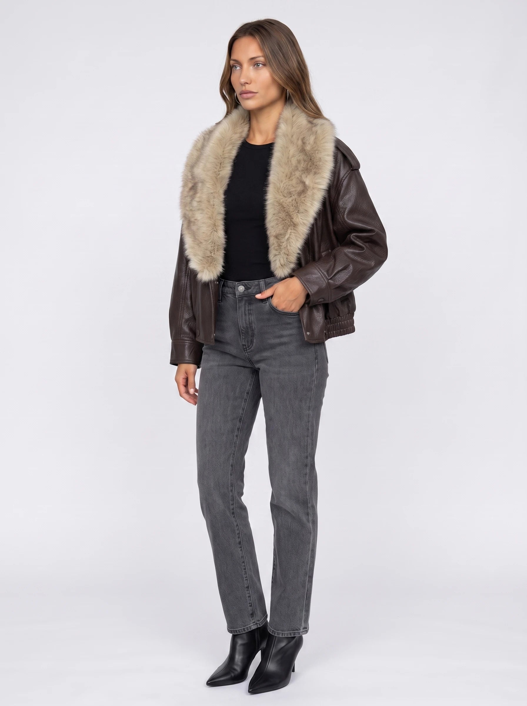 Veste oversize simili marron à col en fausse fourrure Honorée, vue de trois quarts en studio