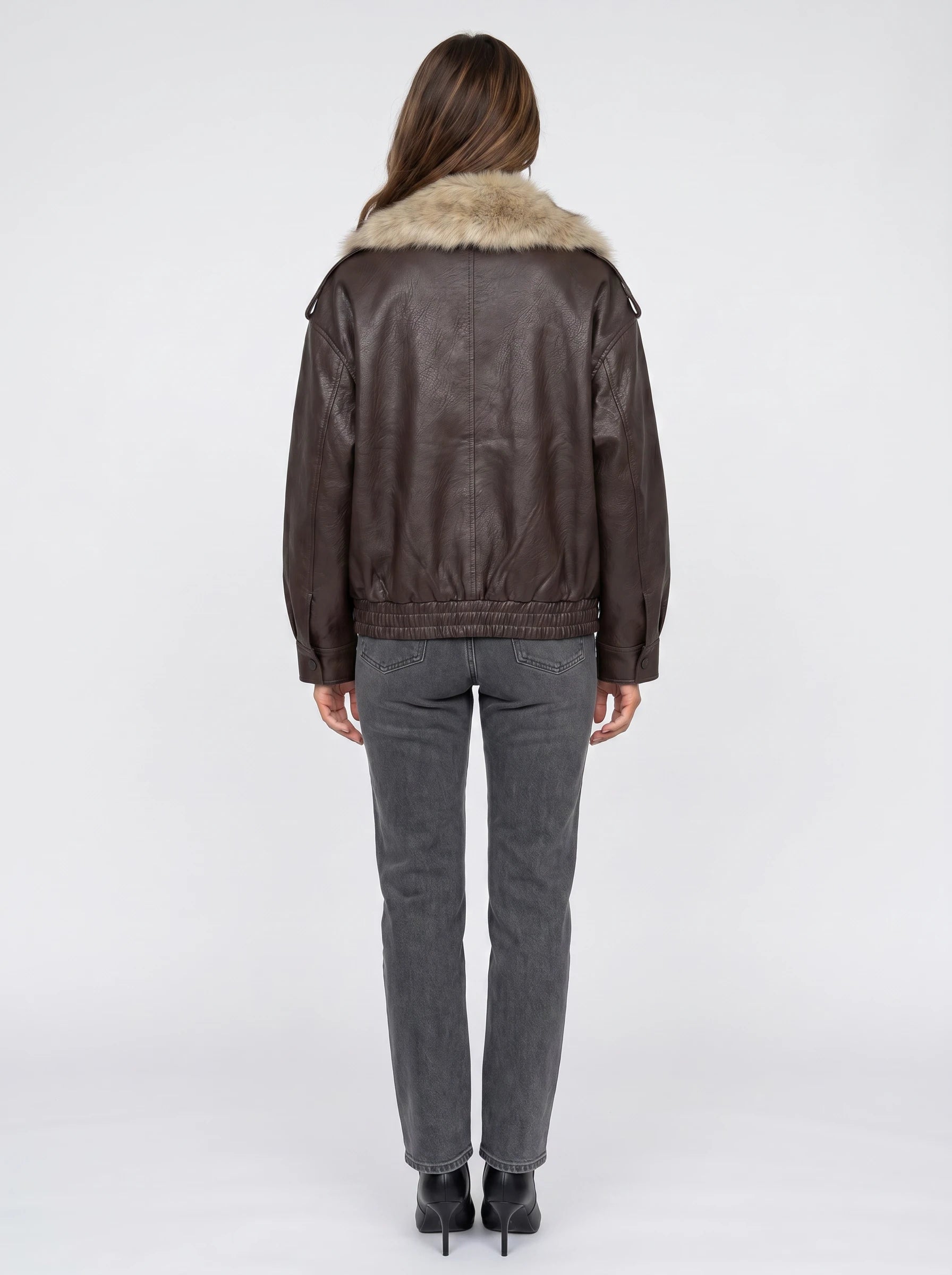Veste oversize simili marron à col en fausse fourrure Honorée, vue de dos en studio