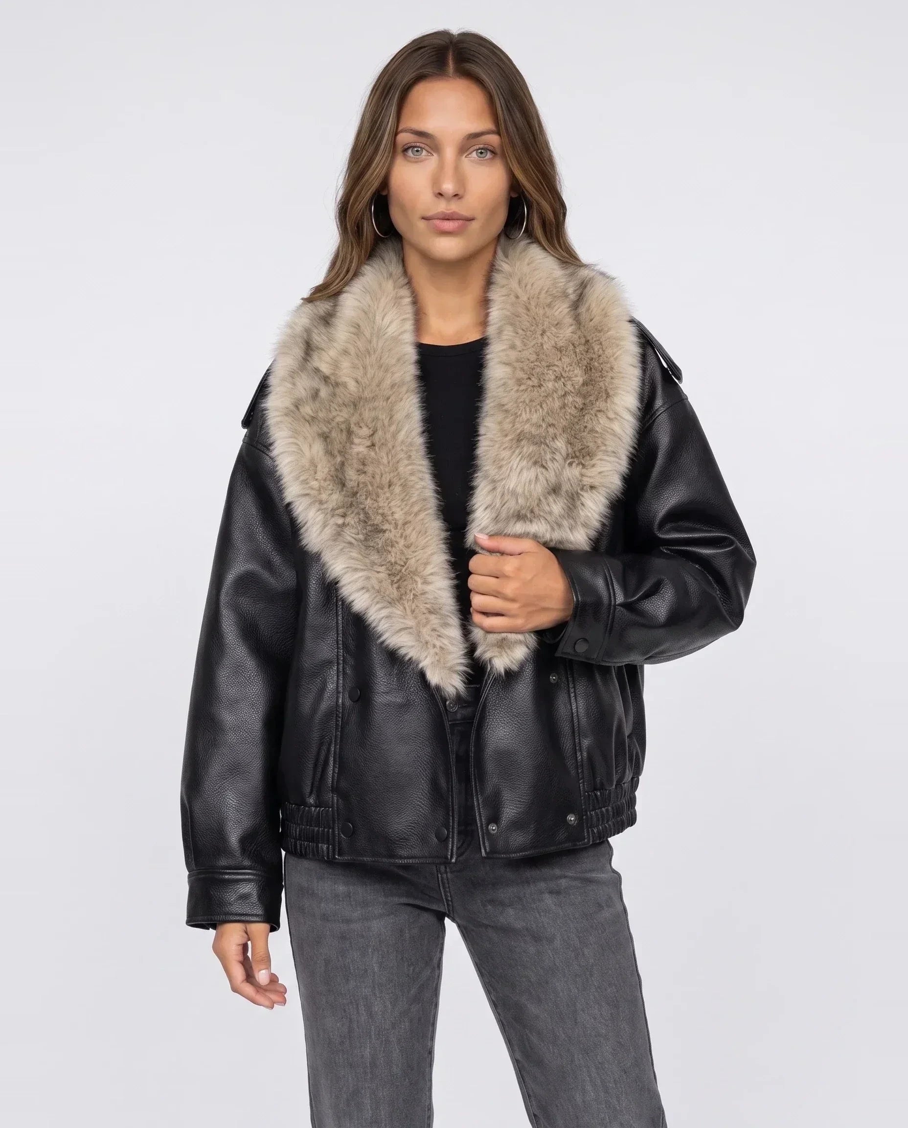 Veste oversize simili noire à col en fausse fourrure Honorée, plan rapproché en studio