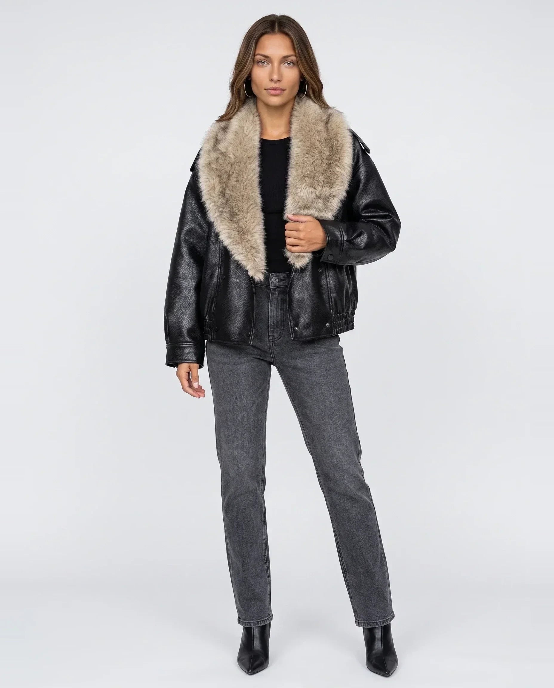 Veste oversize simili noire à col en fausse fourrure Honorée, vue de face en studio