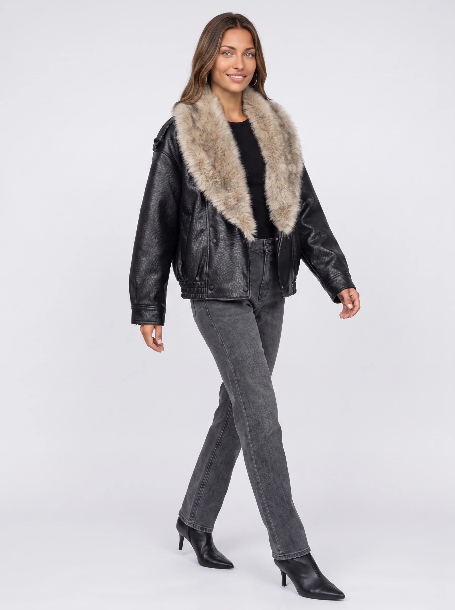 Veste oversize simili noire à col en fausse fourrure Honorée, vue de trois quarts en studio