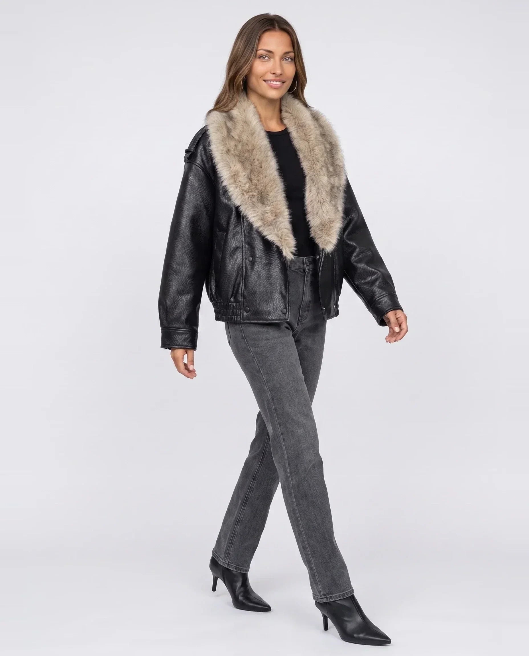Veste oversize simili noire à col en fausse fourrure Honorée, vue de trois quarts en studio