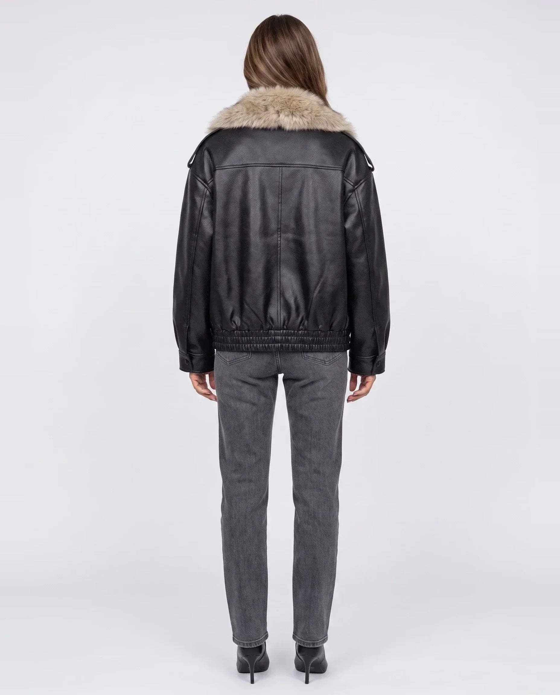 Veste oversize simili noire à col en fausse fourrure Honorée, vue de dos en studio