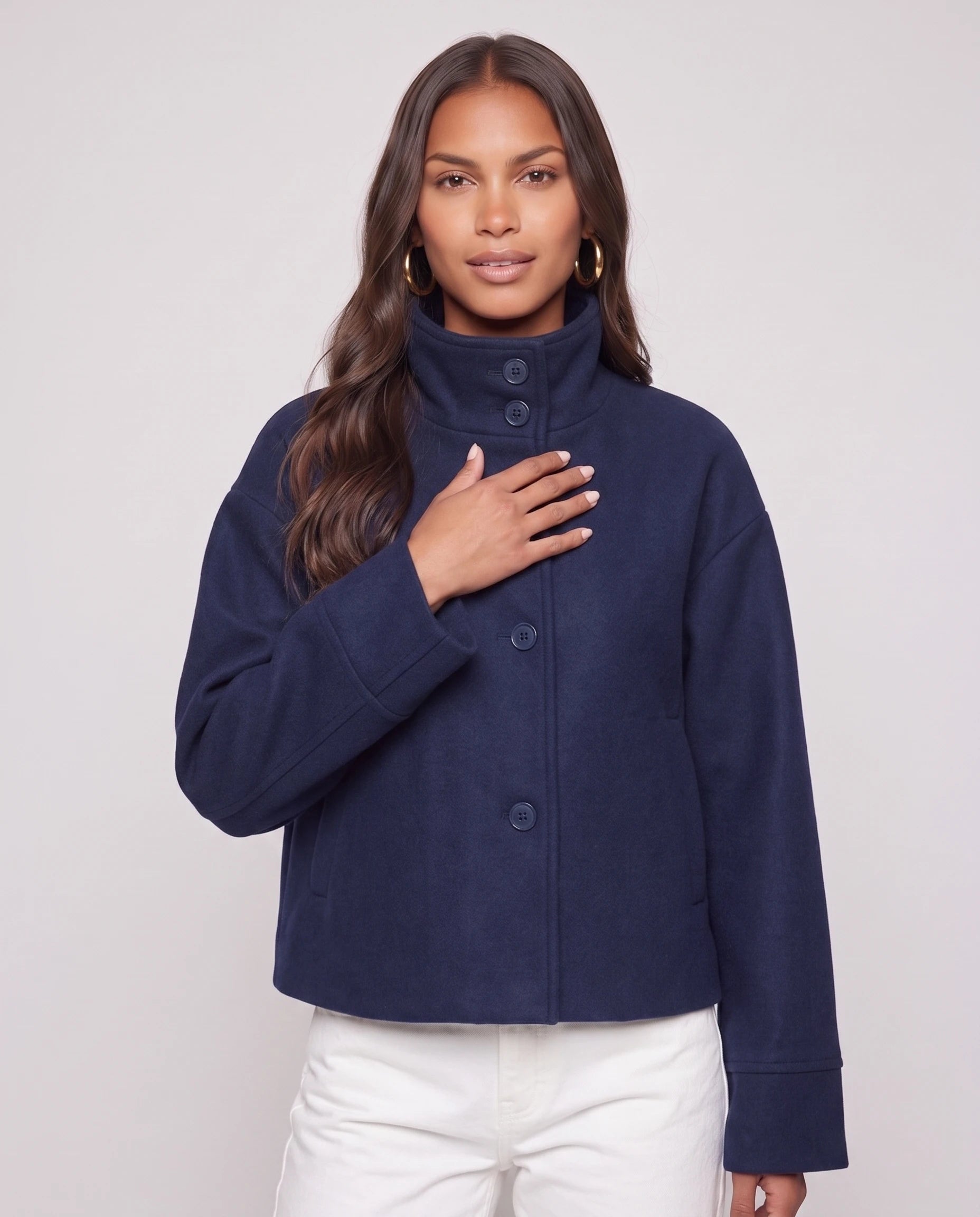 Veste courte à col montant bleu marine Théa, plan rapproché en studio