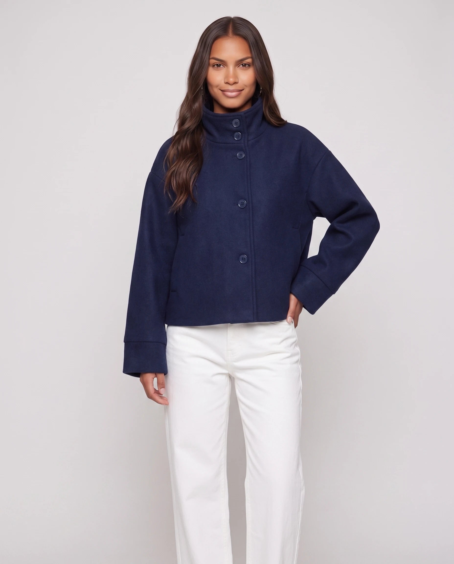Veste courte à col montant bleu marine Théa, vue de face en studio
