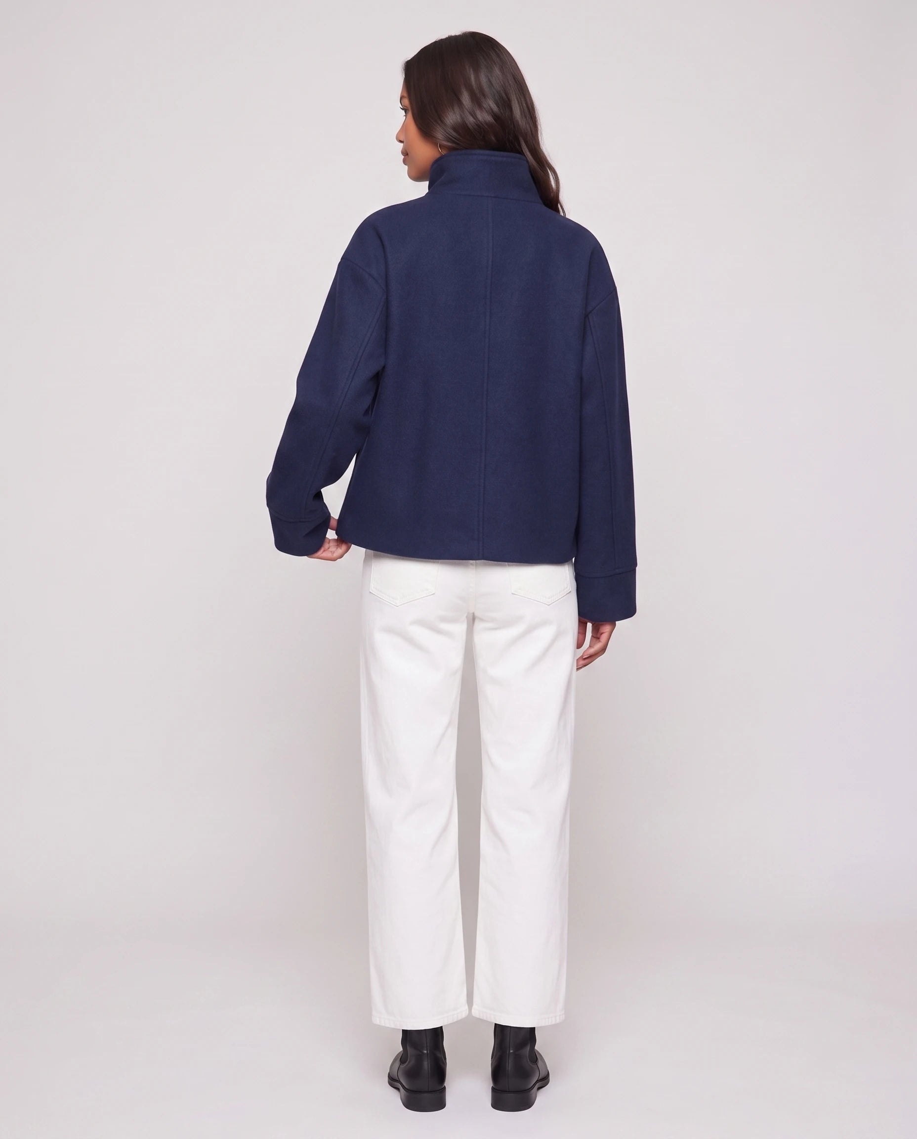 Veste courte à col montant bleu marine Théa, vue de dos en studio
