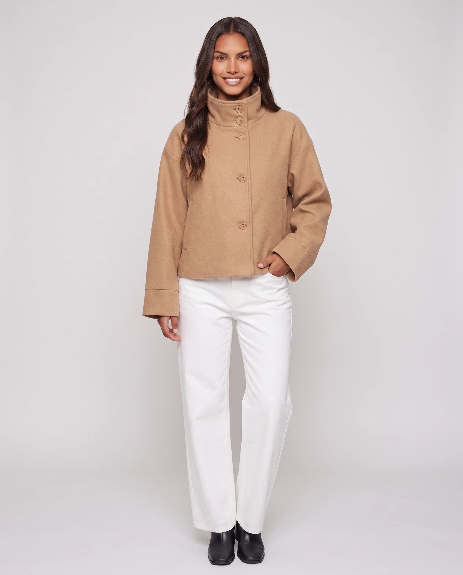 Veste courte à col montant camel Théa, vue de face en studio