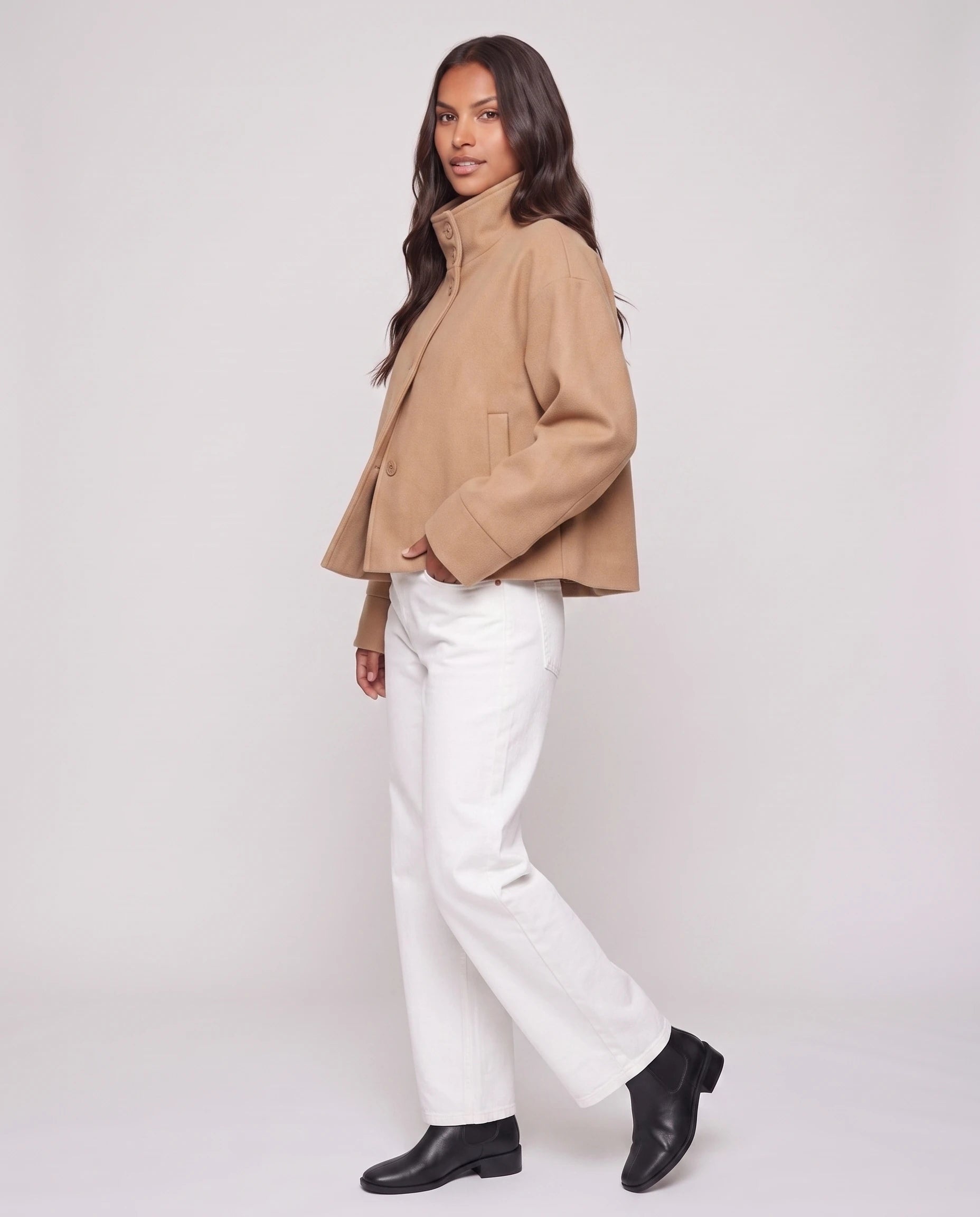 Veste courte à col montant camel Théa, vue de trois quarts en studio