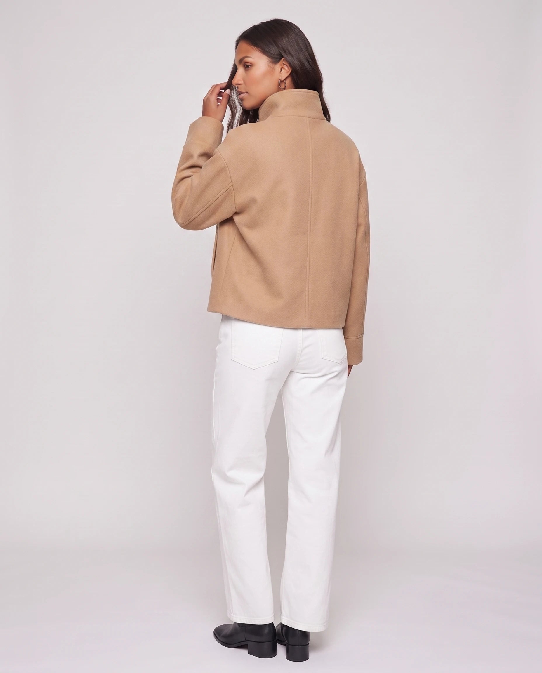 Veste courte à col montant camel Théa, vue de dos en studio