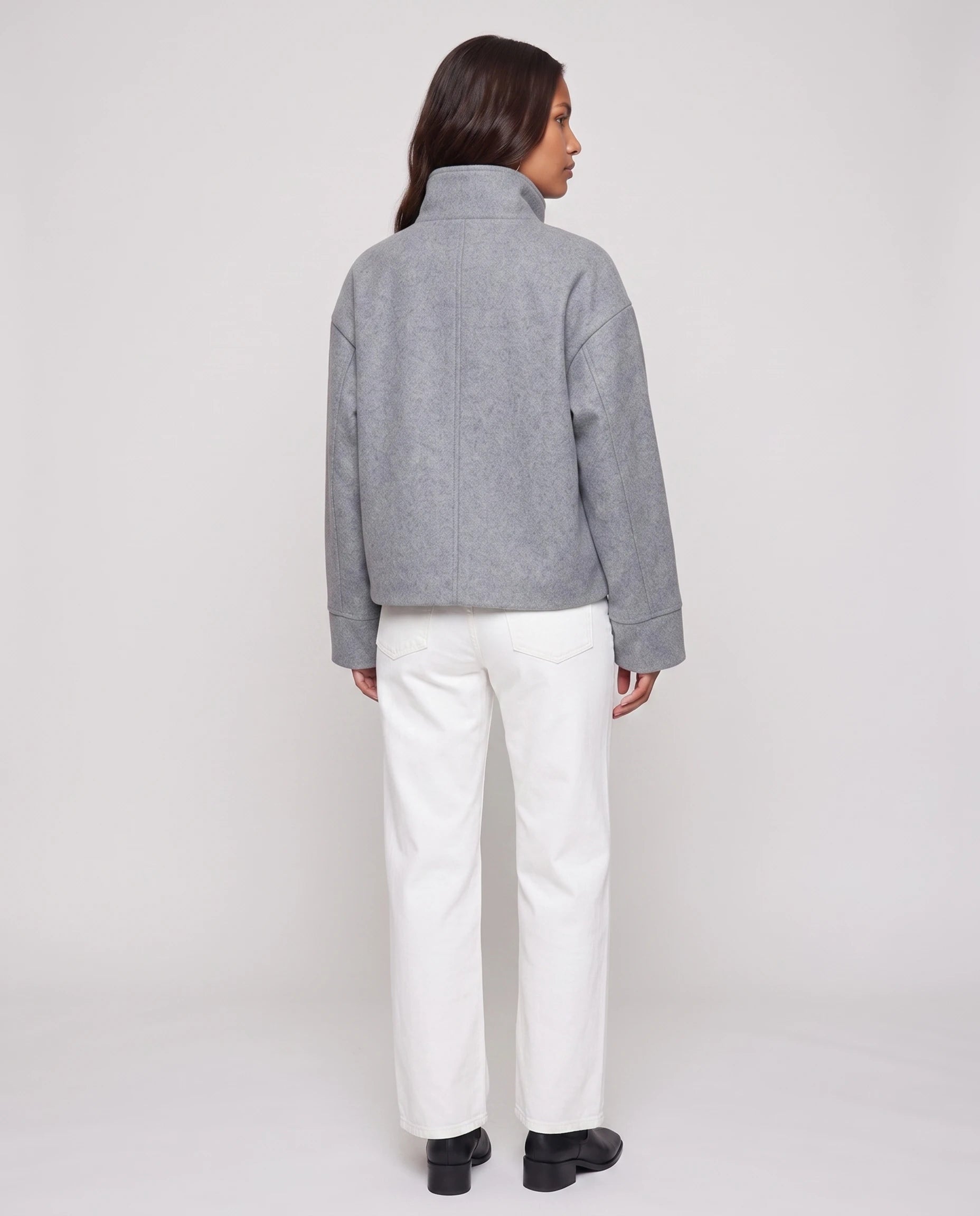 Veste courte à col montant grise Théa, vue de dos en studio