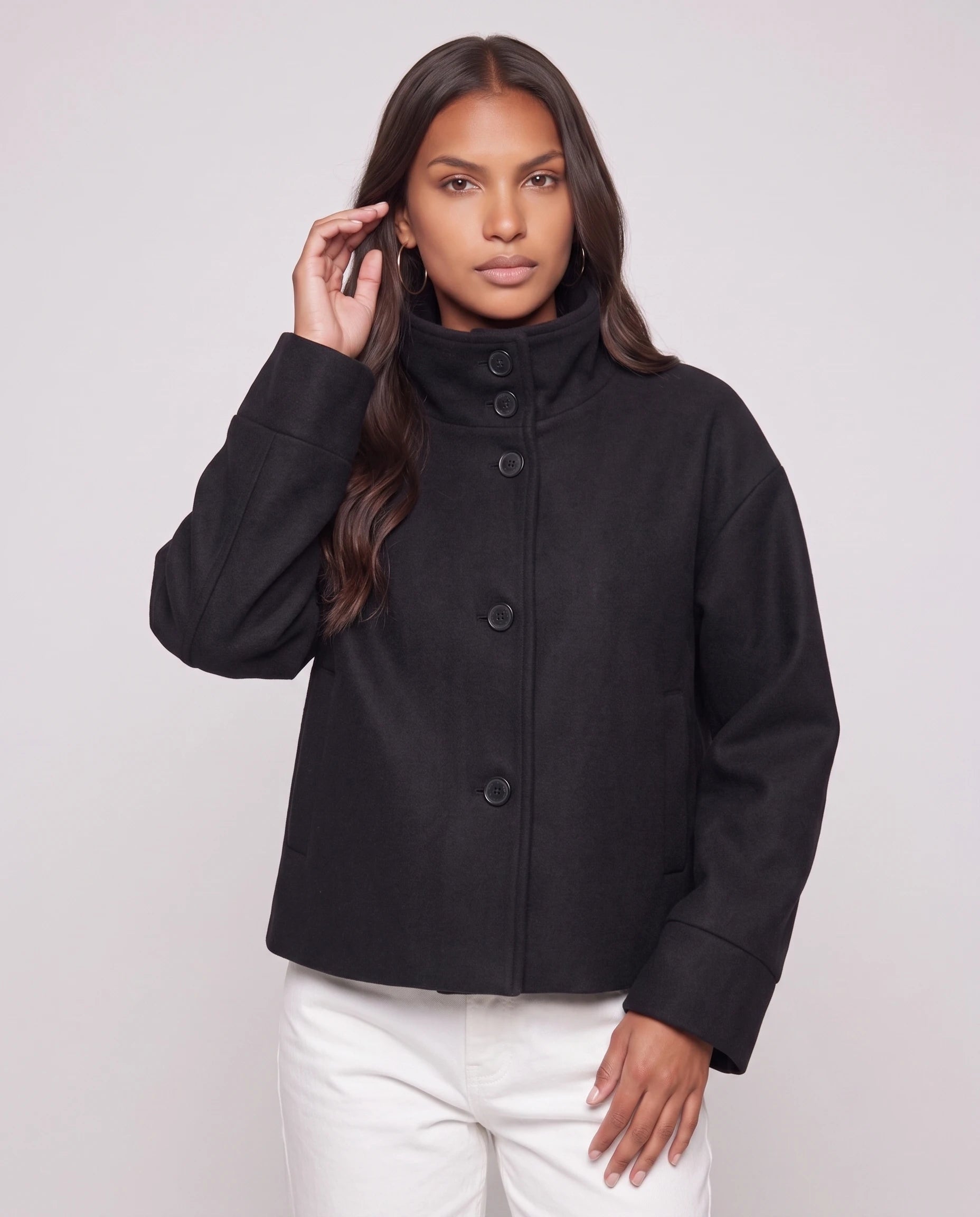 Veste courte à col montant noire Théa, plan rapproché en studio