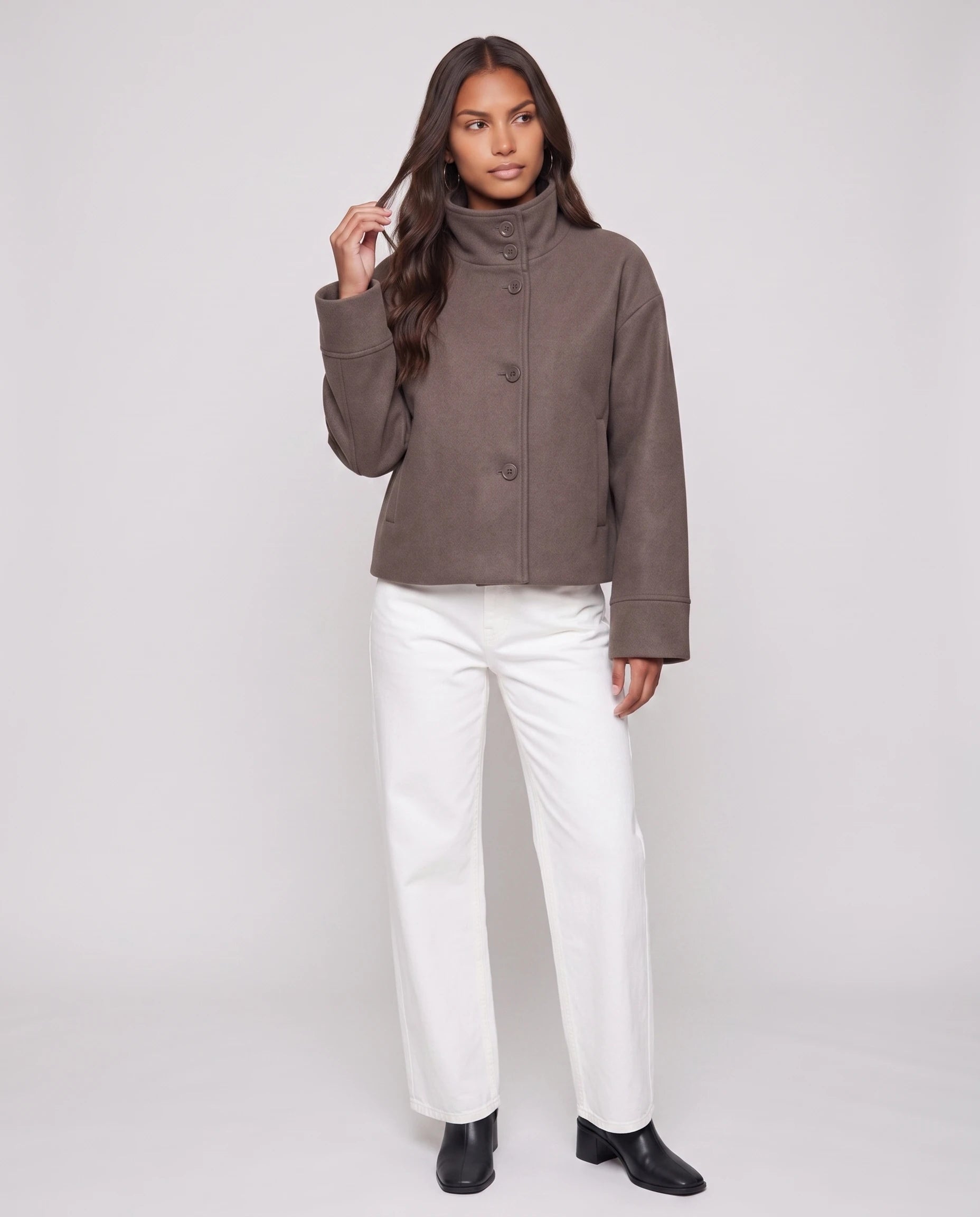 Veste courte à col montant taupe Théa, vue de face en studio