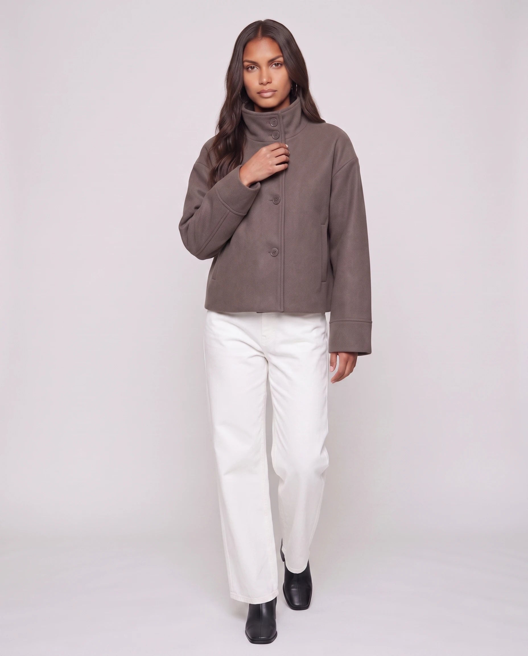 Veste courte à col montant taupe Théa, vue de trois quarts en studio