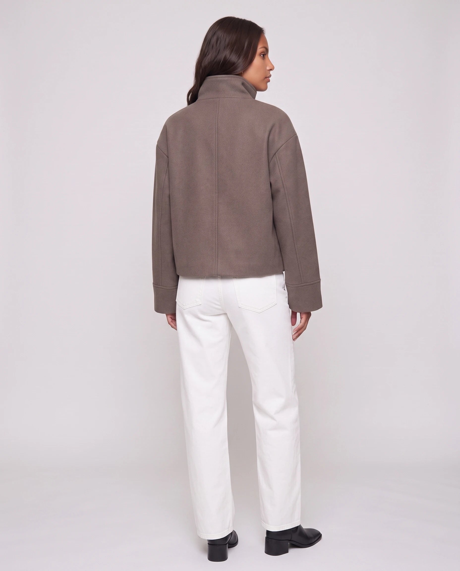 Veste courte à col montant taupe Théa, vue de dos en studio