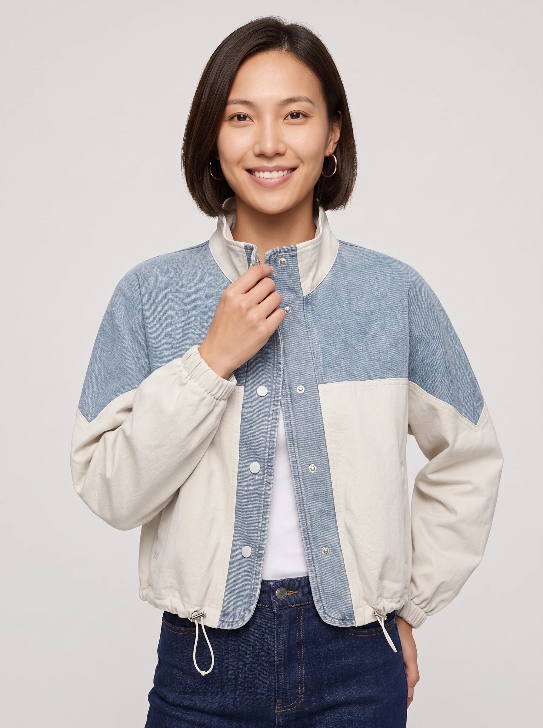 Veste courte color-block en denim écru Bertrande, plan rapproché en studio