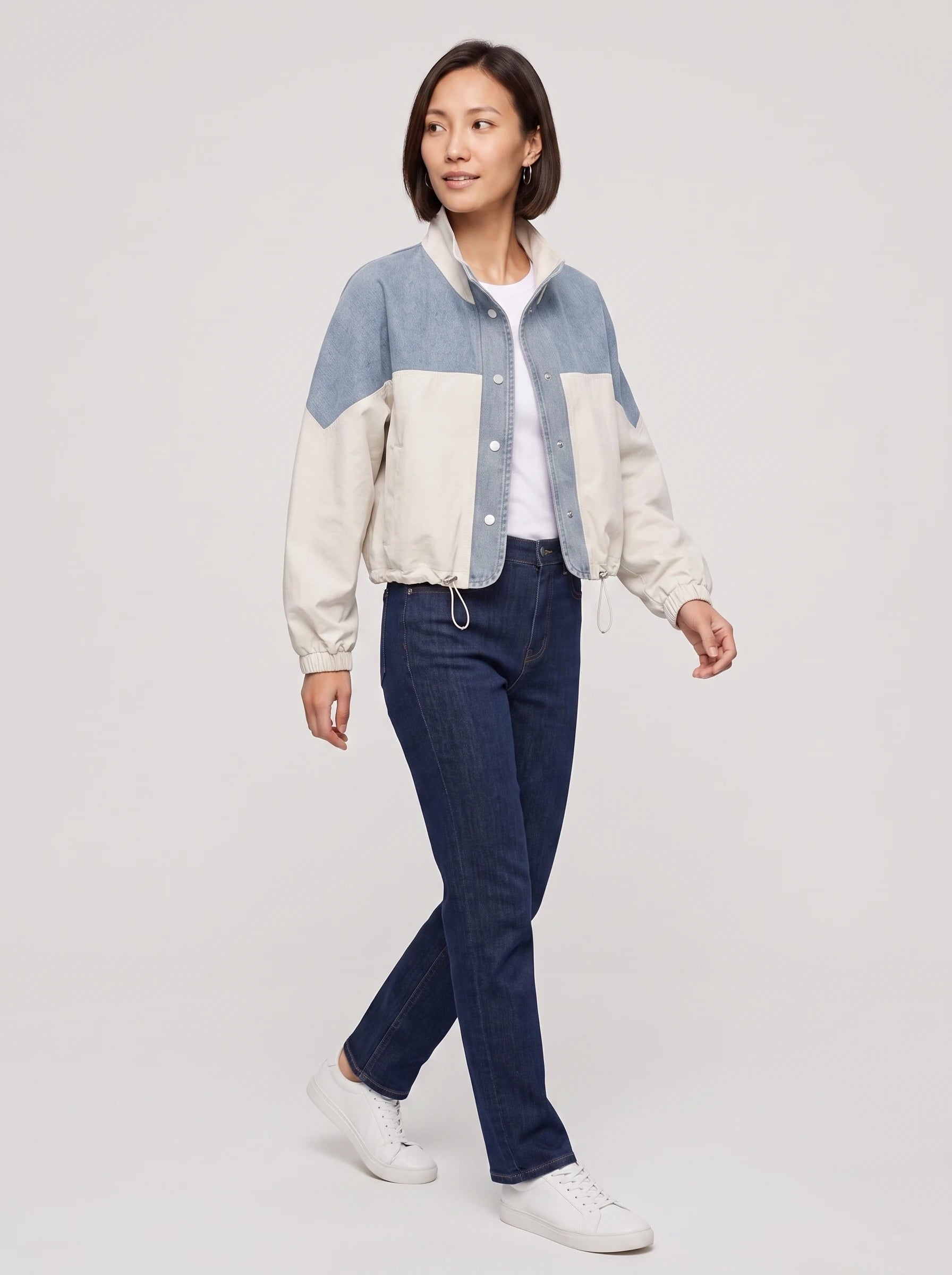 Veste courte color-block en denim écru Bertrande, vue de trois quarts en studio