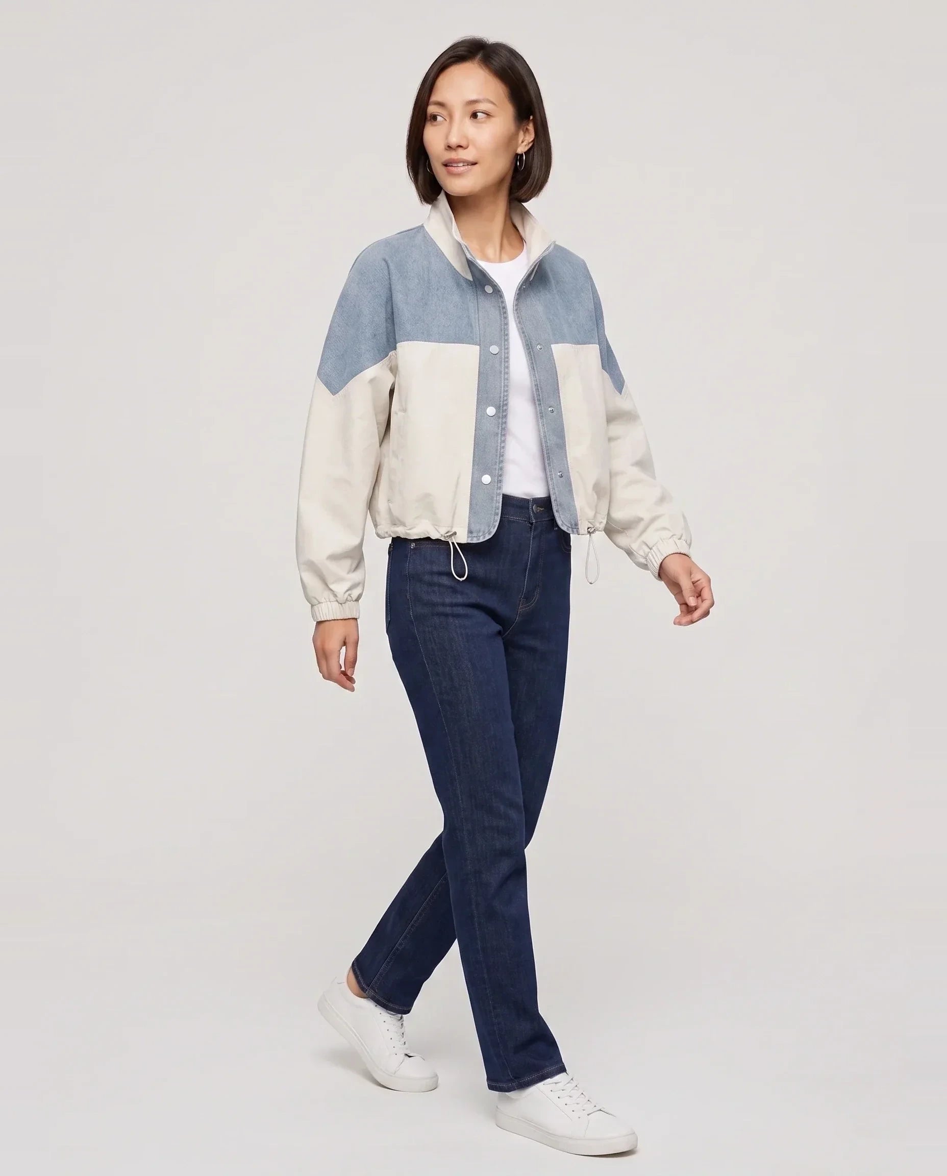 Veste courte color-block en denim écru Bertrande, vue de trois quarts en studio