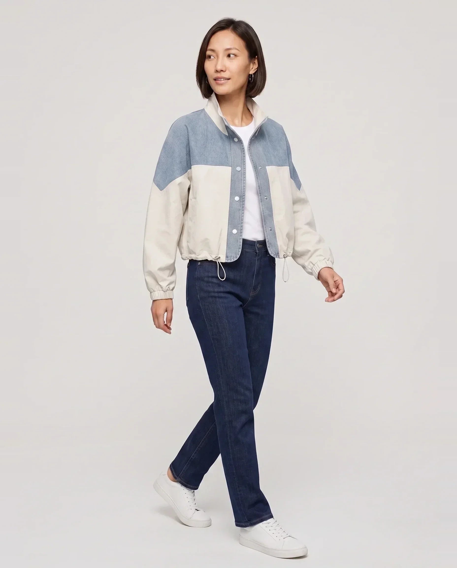 Veste courte color-block en denim écru Bertrande, vue de trois quarts en studio
