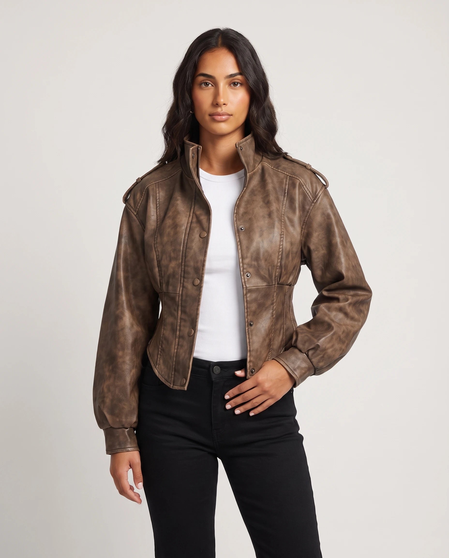 Veste corset en simili marron Fauve, plan rapproché buste en studio