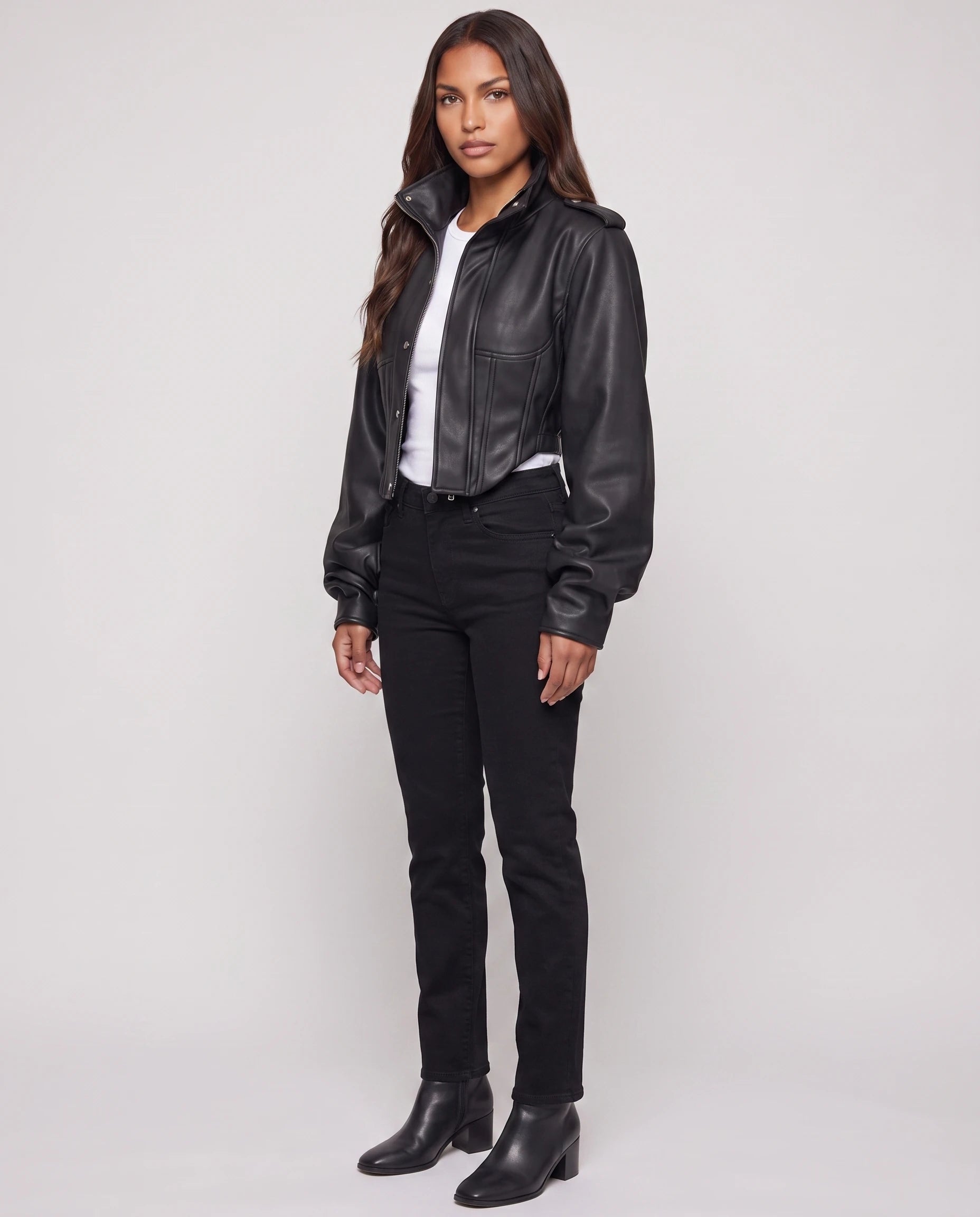 Veste corset en simili noir Fauve, pose profil en studio