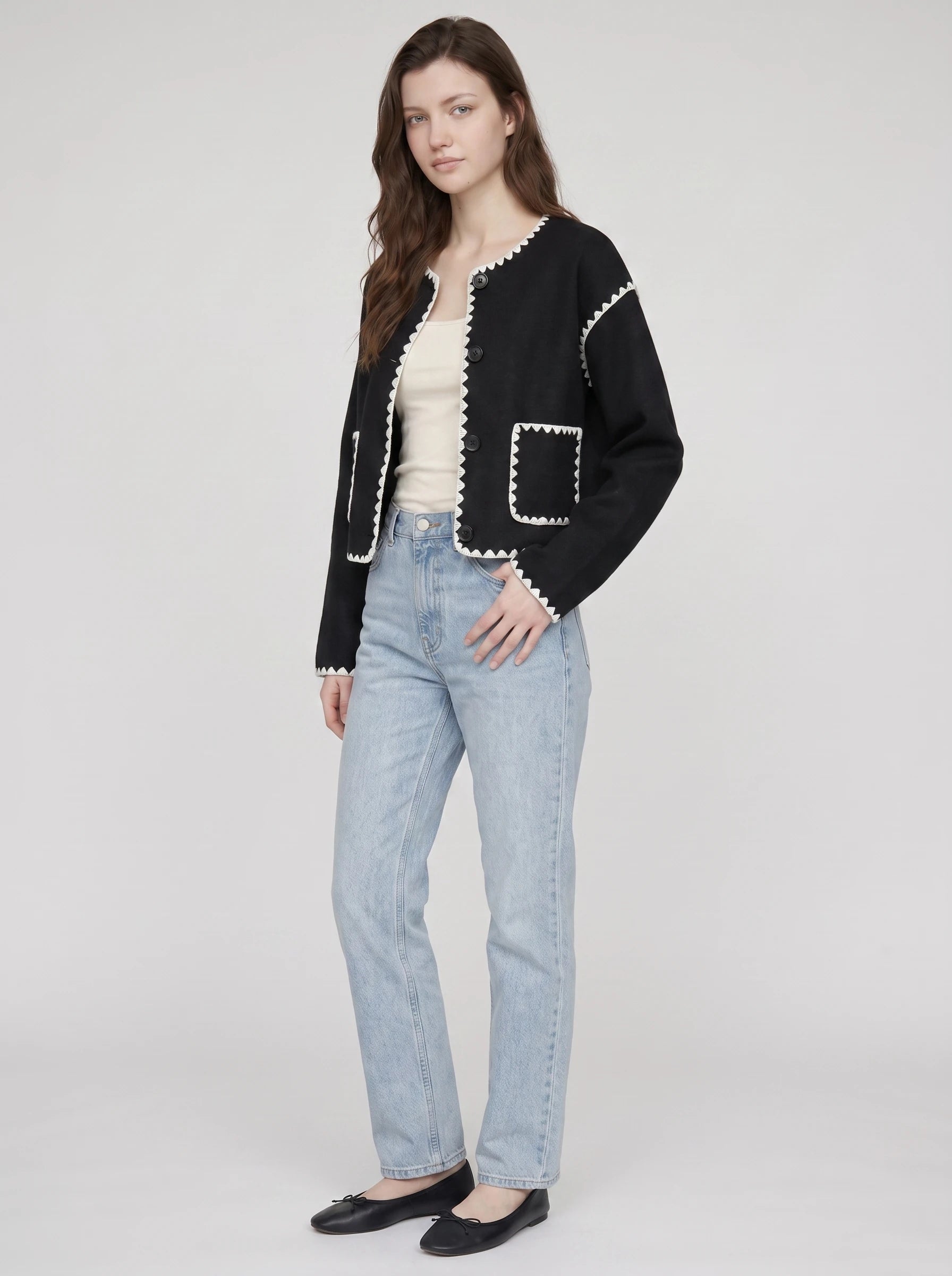 Veste courte festonnée noire Huguette, vue de trois quarts en studio