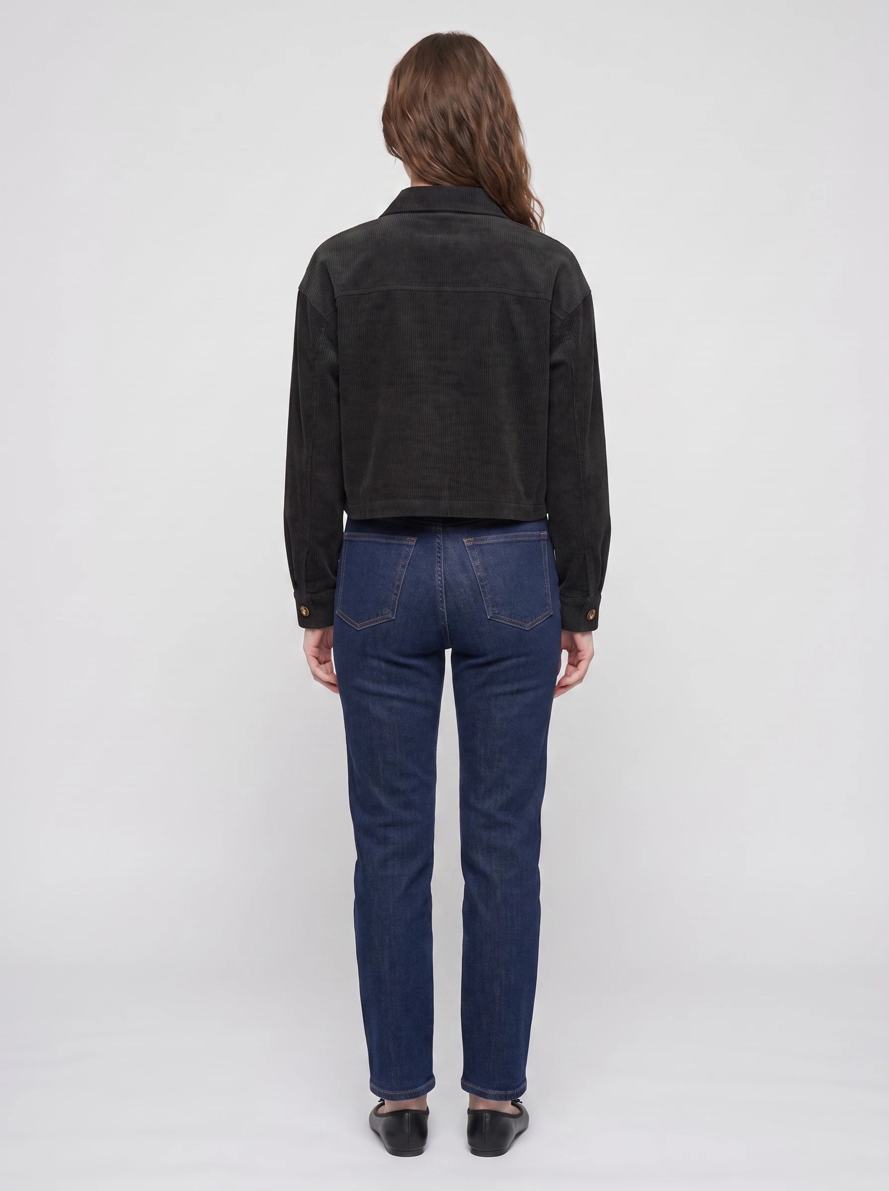Veste courte en velours côtelé noire Simone, vue de dos en studio
