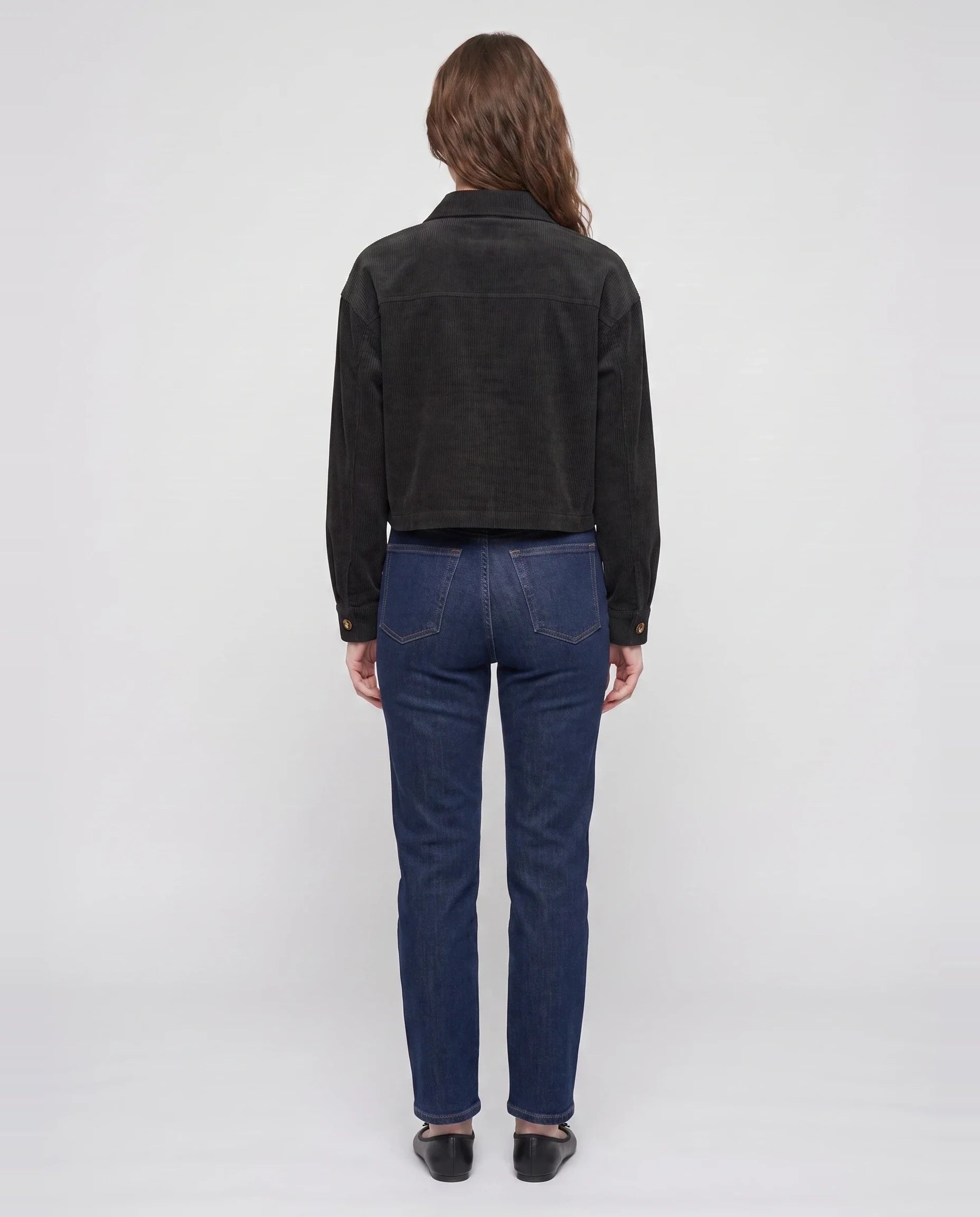 Veste courte en velours côtelé noire Simone, vue de dos en studio