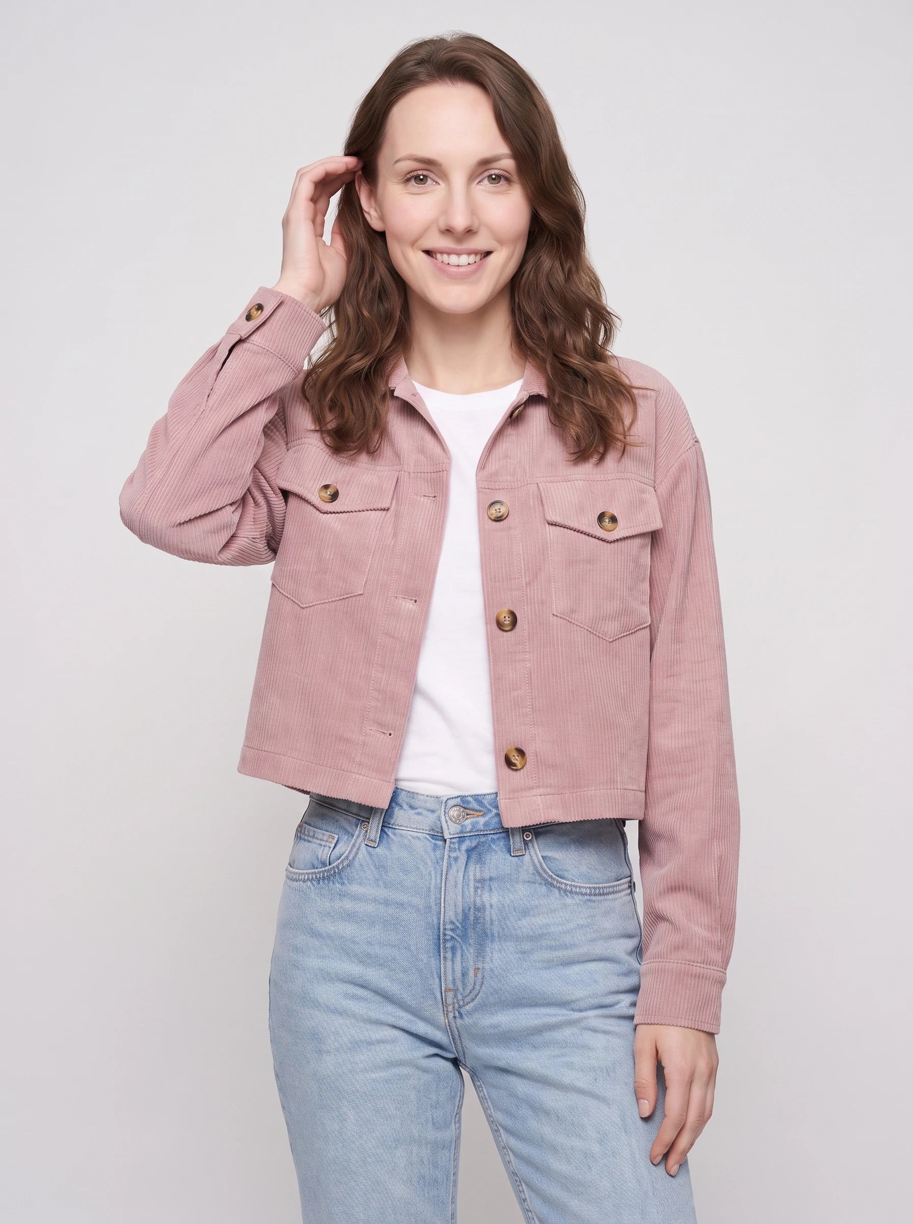 Veste courte en velours côtelé rose poudré Simone, plan rapproché en studio